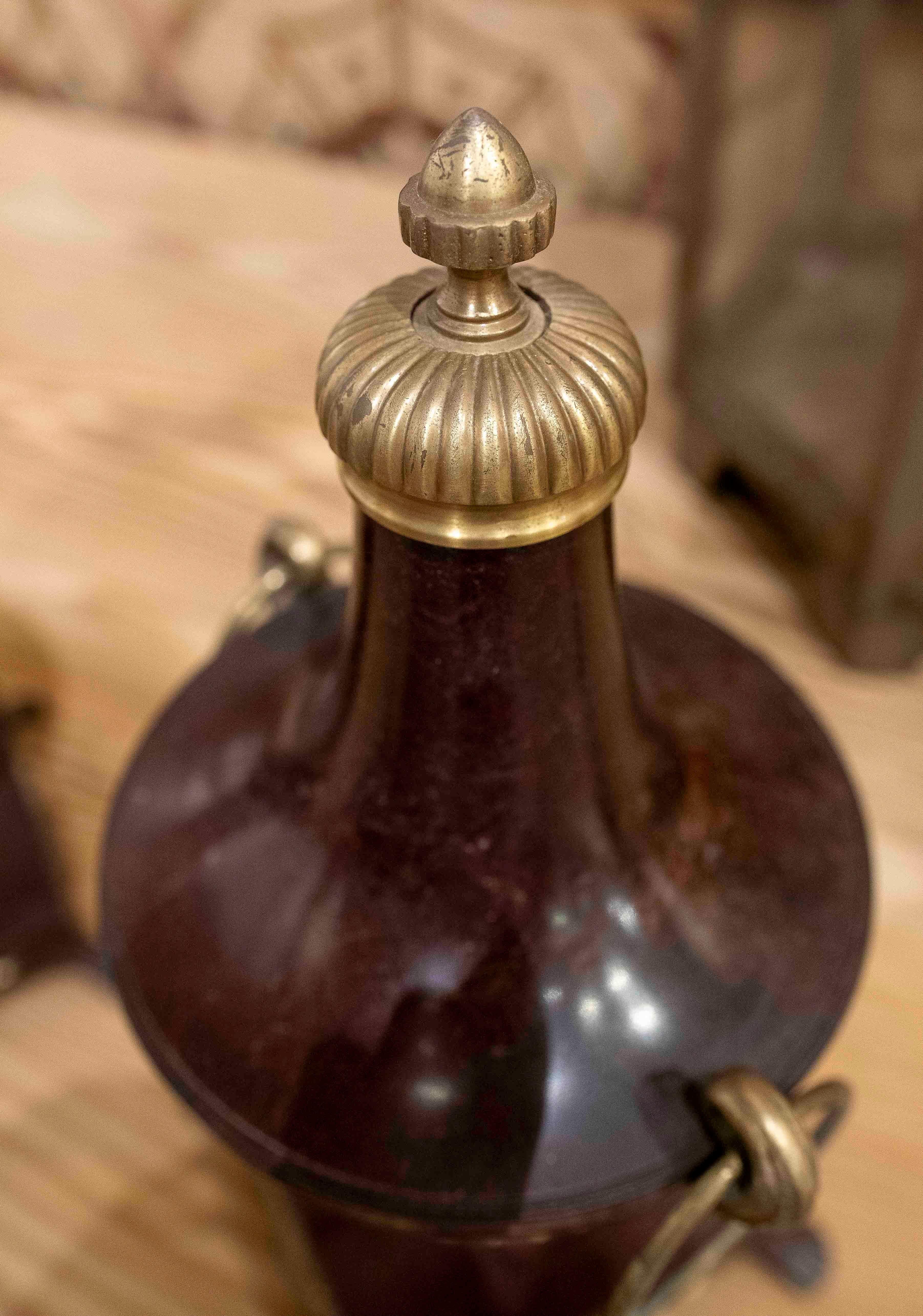 Eleganza anni '70: coppia di tazze decorative in bronzo in stile classico in vendita 2