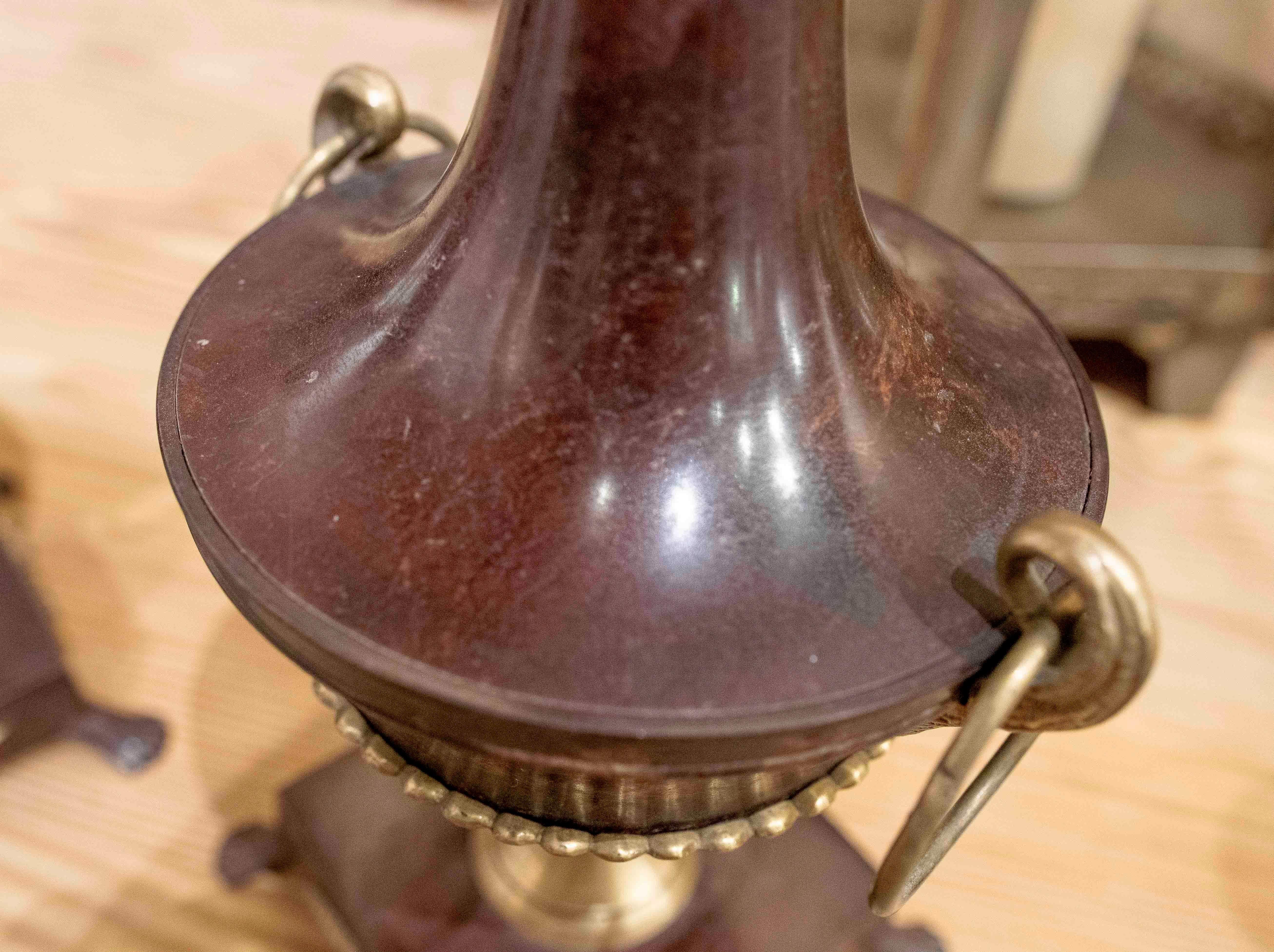 Eleganza anni '70: coppia di tazze decorative in bronzo in stile classico in vendita 3