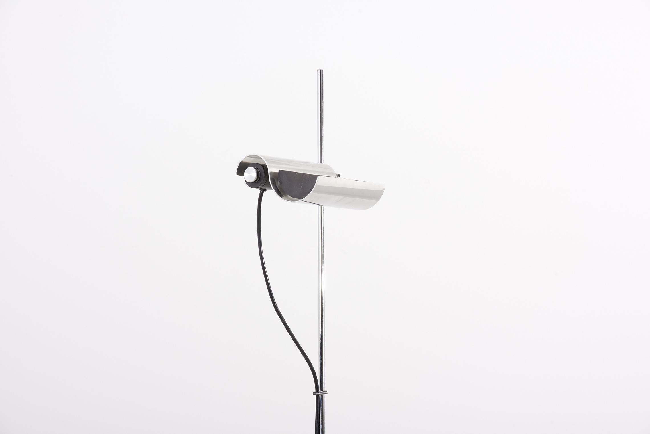 1970er Jahre Elegante Stehlampe aus Stahl im Angebot 8