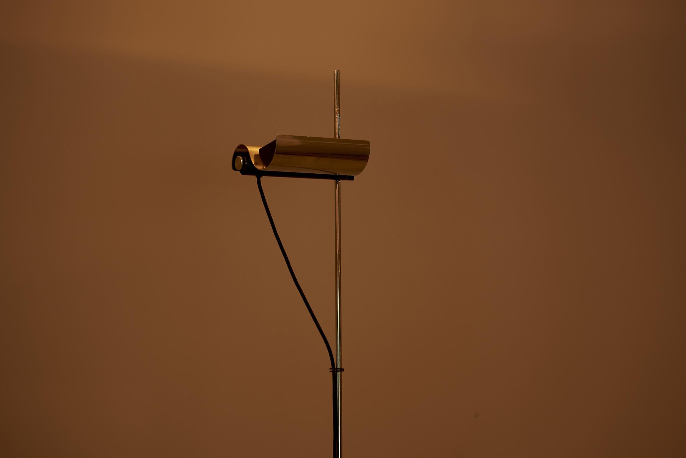 1970er Jahre Elegante Stehlampe aus Stahl im Zustand „Gut“ im Angebot in Berlin, DE