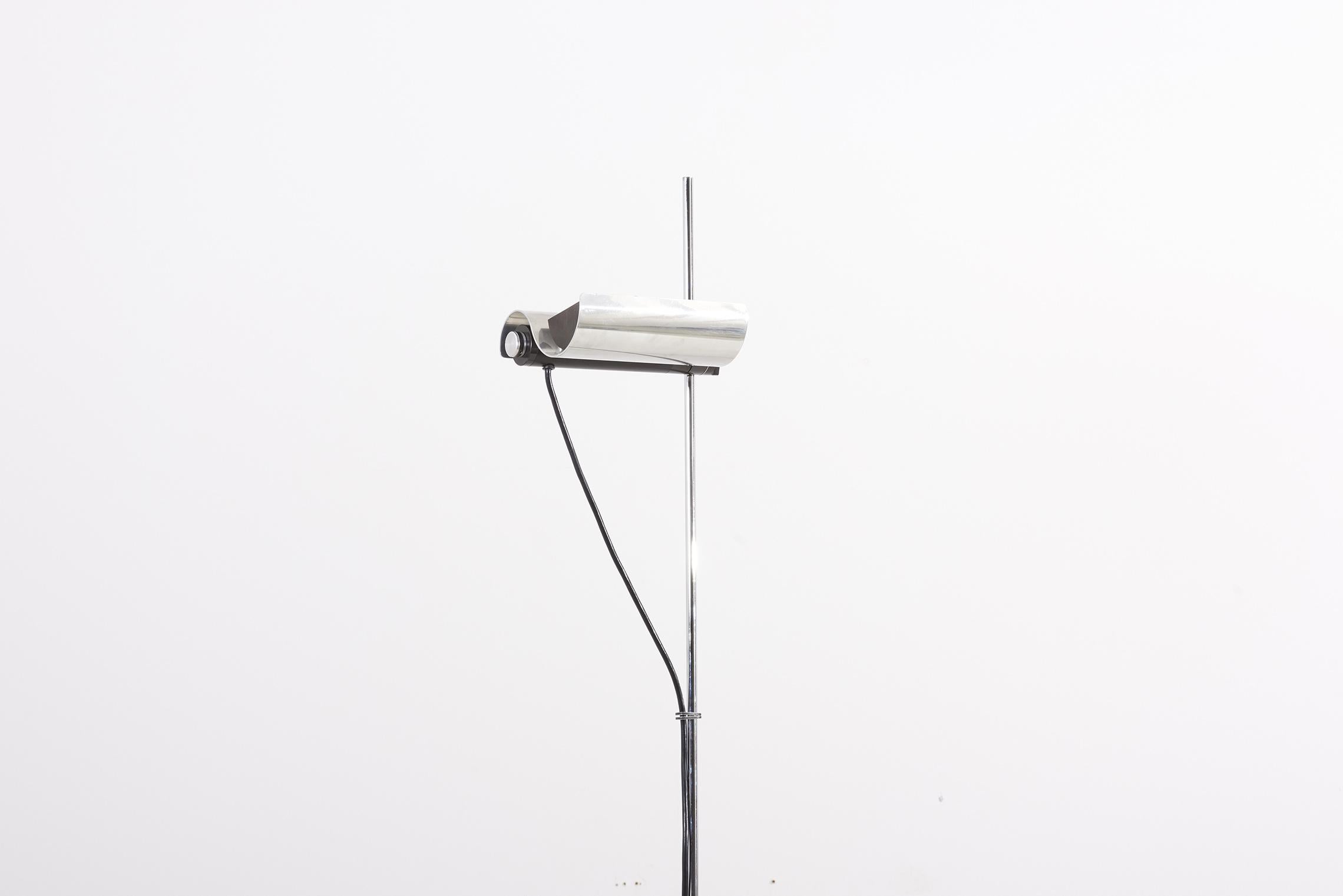 1970er Jahre Elegante Stehlampe aus Stahl (Ende des 20. Jahrhunderts) im Angebot