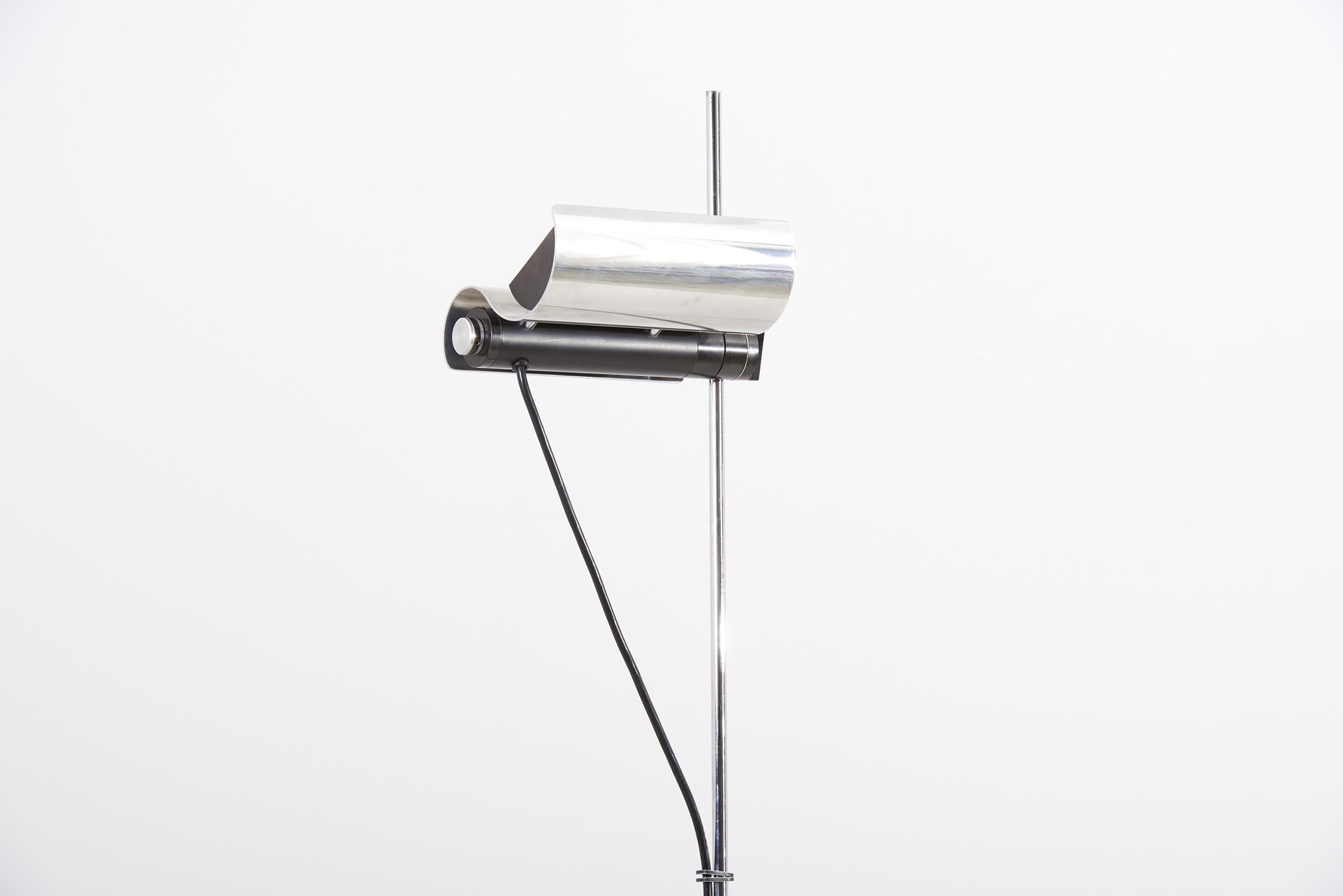 1970er Jahre Elegante Stehlampe aus Stahl im Angebot 2