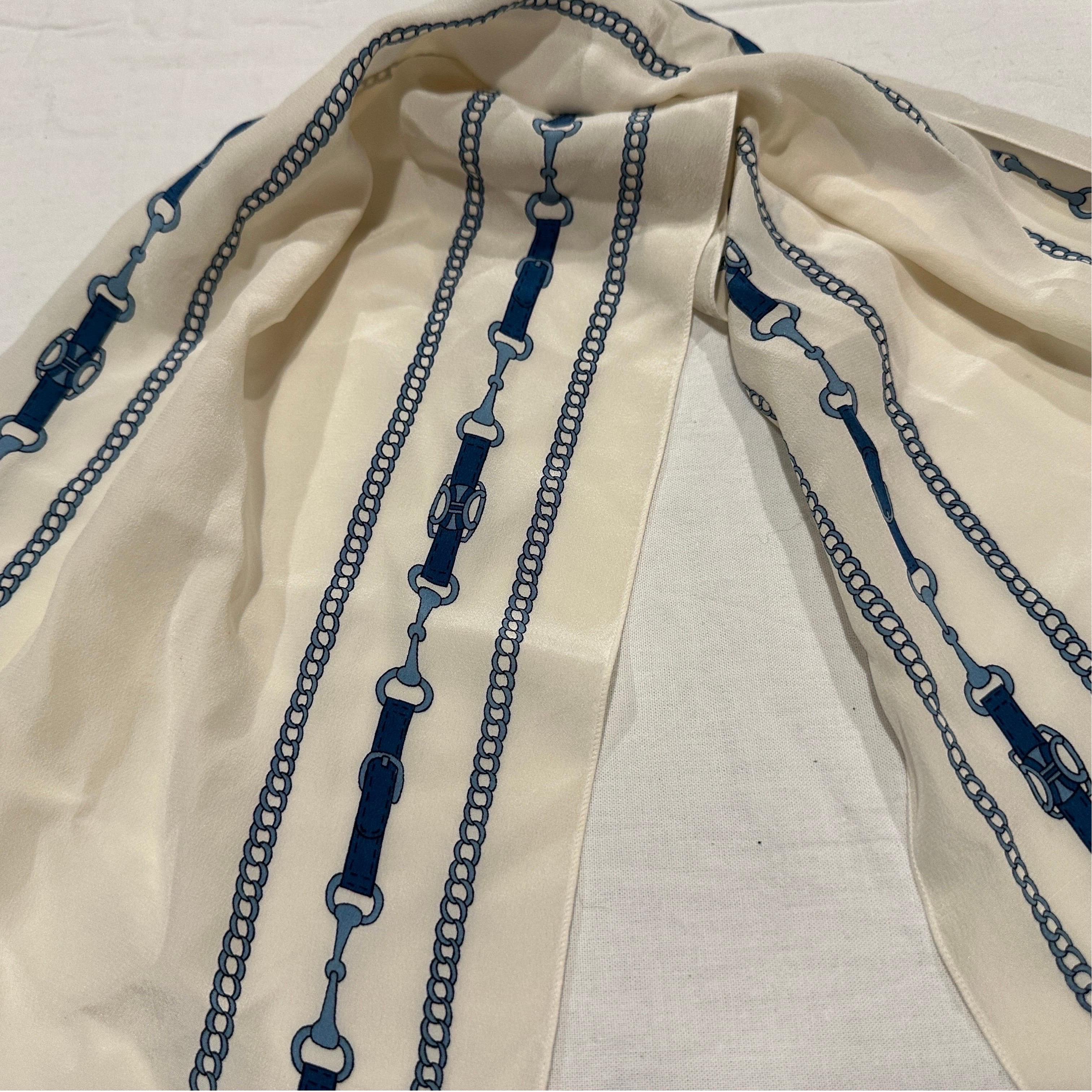 Sciarpa Eleg degli anni '70 in seta bianca e blu di Celine Paris in vendita 6