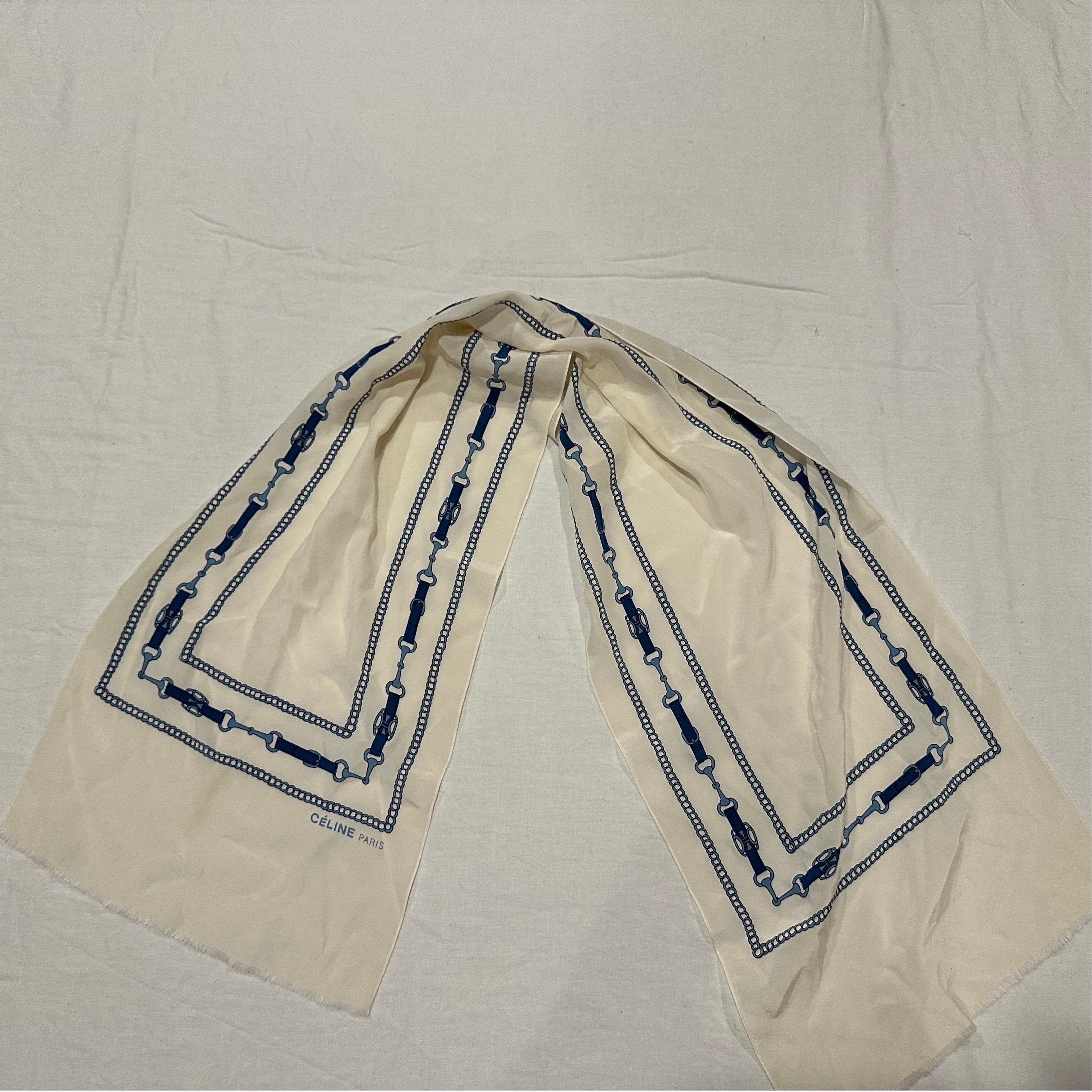 Realizzato in lussuoso twill di pura seta, questo pezzo da collezione presenta una sorprendente tavolozza di colori bianchi e blu. L'intricato disegno mostra un classico motivo equestre, che incorpora redini, morsi e motivi di carrozze, su uno