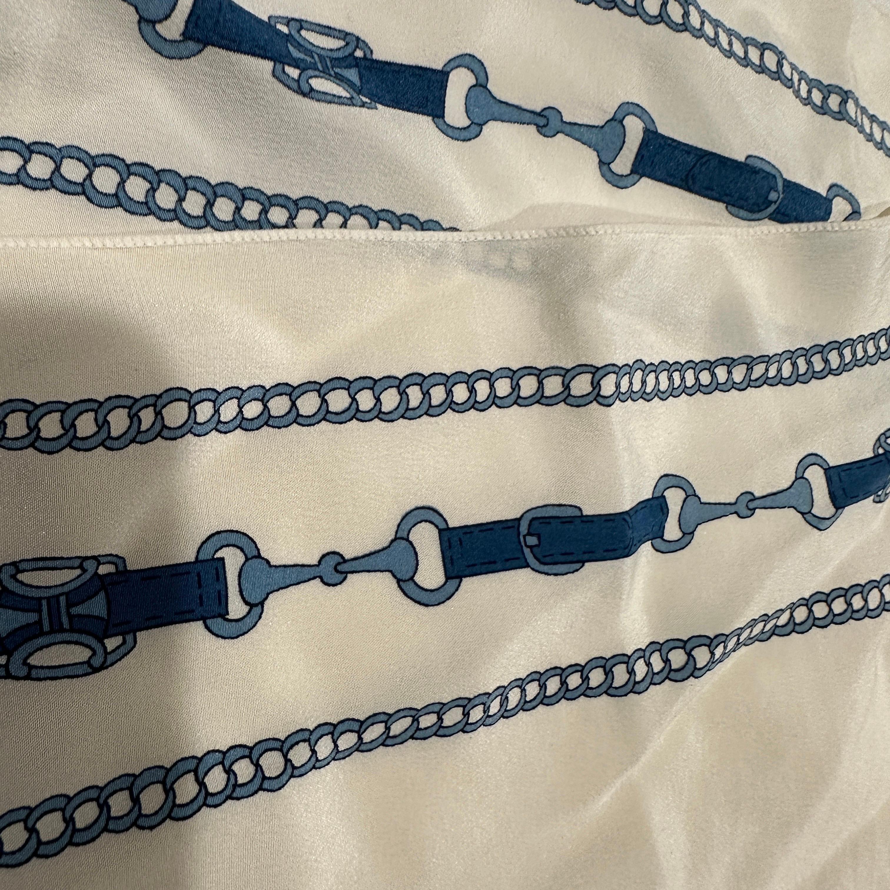 Beige Sciarpa Eleg degli anni '70 in seta bianca e blu di Celine Paris in vendita