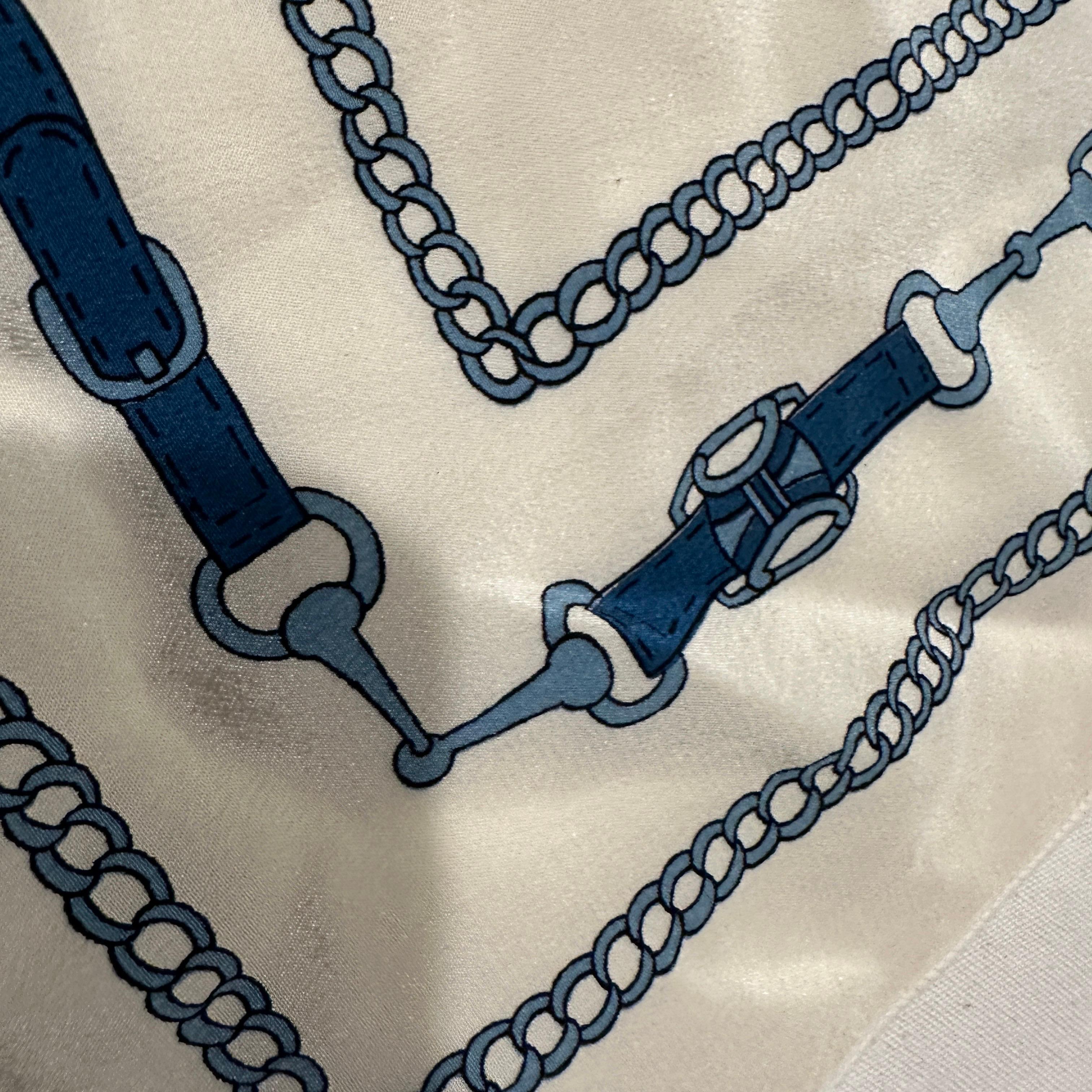 Sciarpa Eleg degli anni '70 in seta bianca e blu di Celine Paris in vendita 1