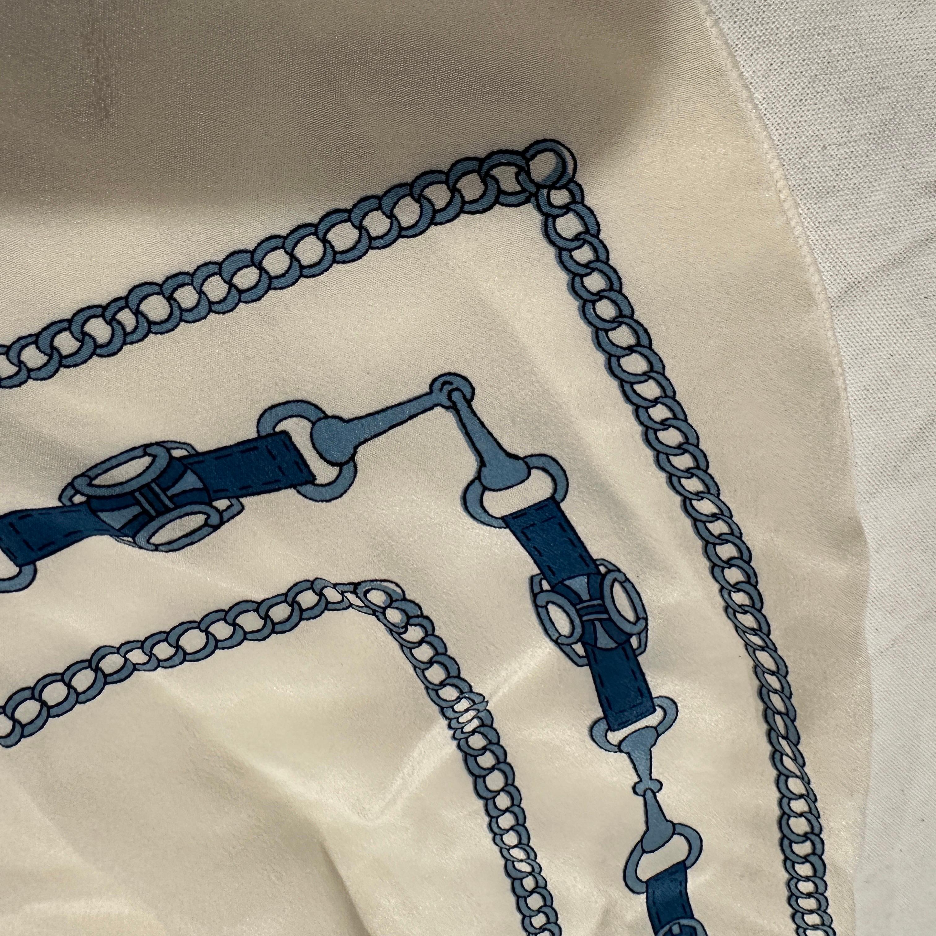 Sciarpa Eleg degli anni '70 in seta bianca e blu di Celine Paris in vendita 3