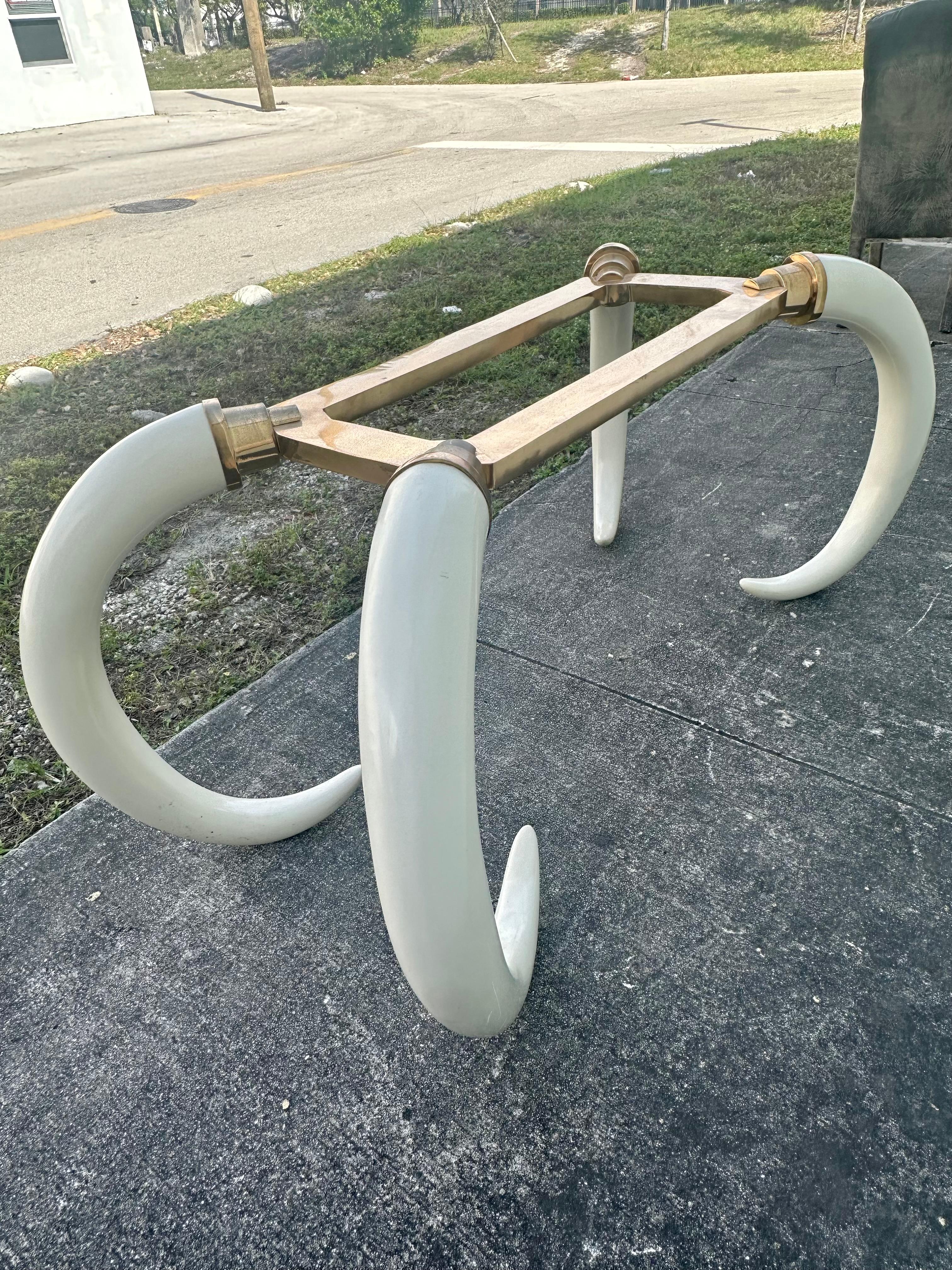 Sedie in finta pelle di elefante degli anni '70 e tavolo da pranzo con zanne in resina d'ottone, set di 7 persone in vendita 4