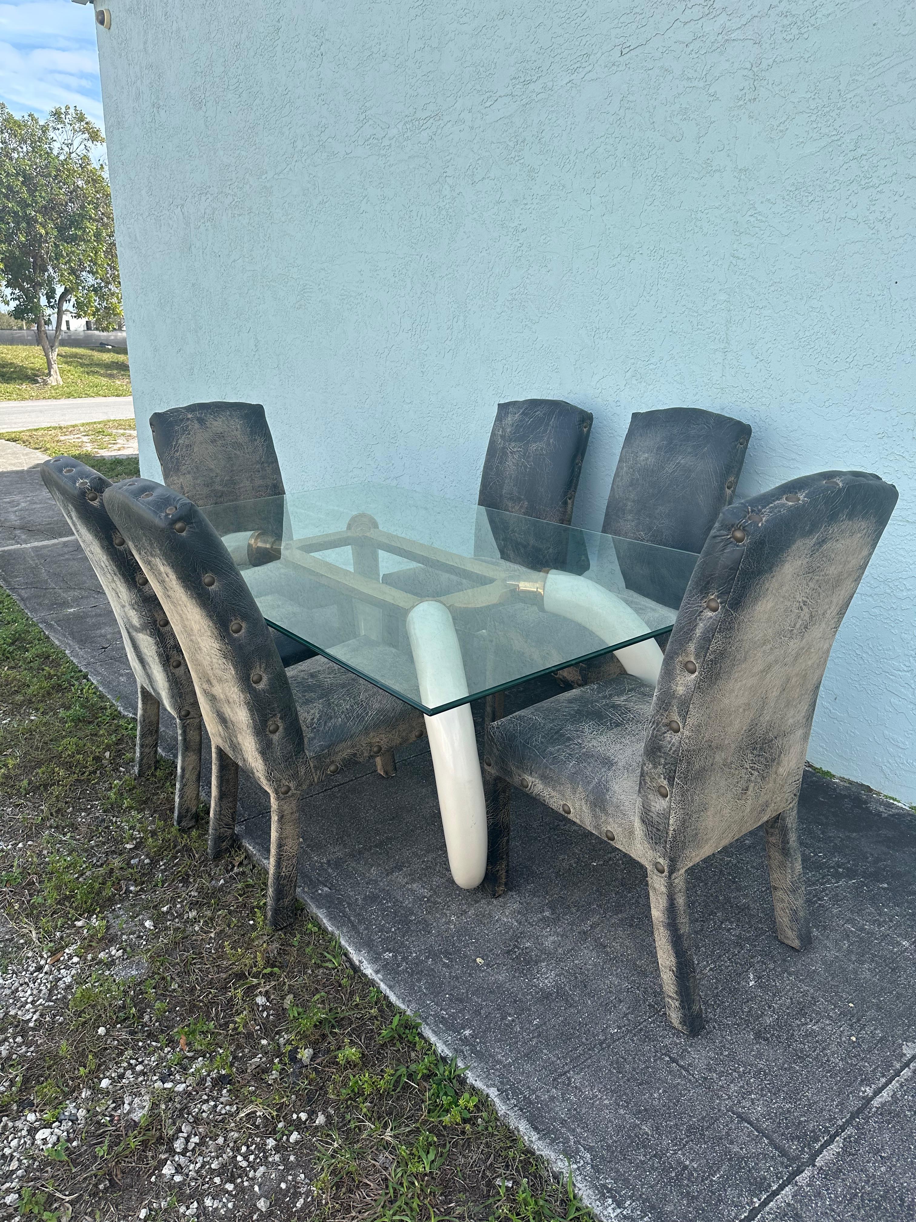 Hollywood Regency Sedie in finta pelle di elefante degli anni '70 e tavolo da pranzo con zanne in resina d'ottone, set di 7 persone in vendita