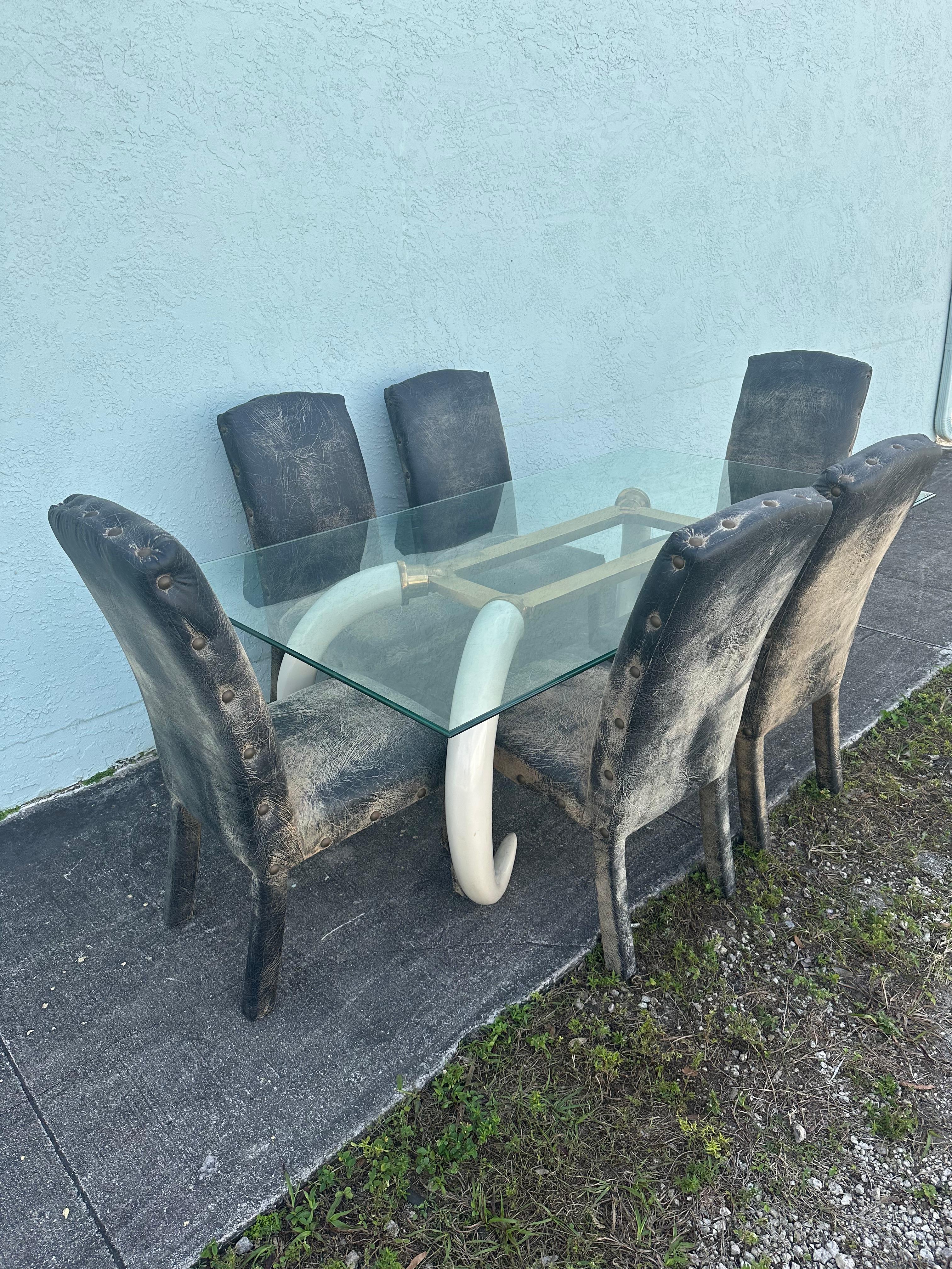 Americano Sedie in finta pelle di elefante degli anni '70 e tavolo da pranzo con zanne in resina d'ottone, set di 7 persone in vendita