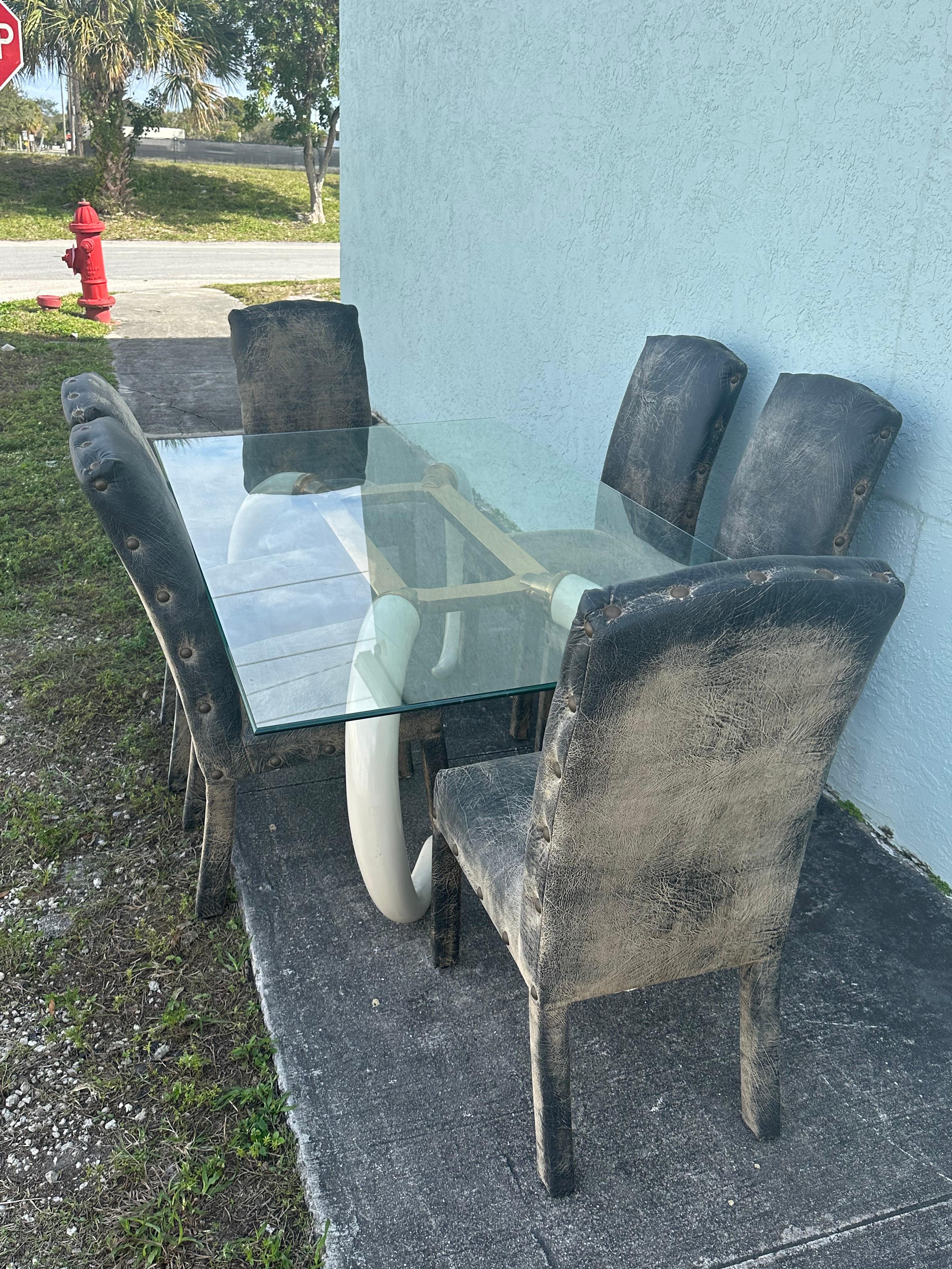 Sedie in finta pelle di elefante degli anni '70 e tavolo da pranzo con zanne in resina d'ottone, set di 7 persone In condizioni buone in vendita a Fort Lauderdale, FL