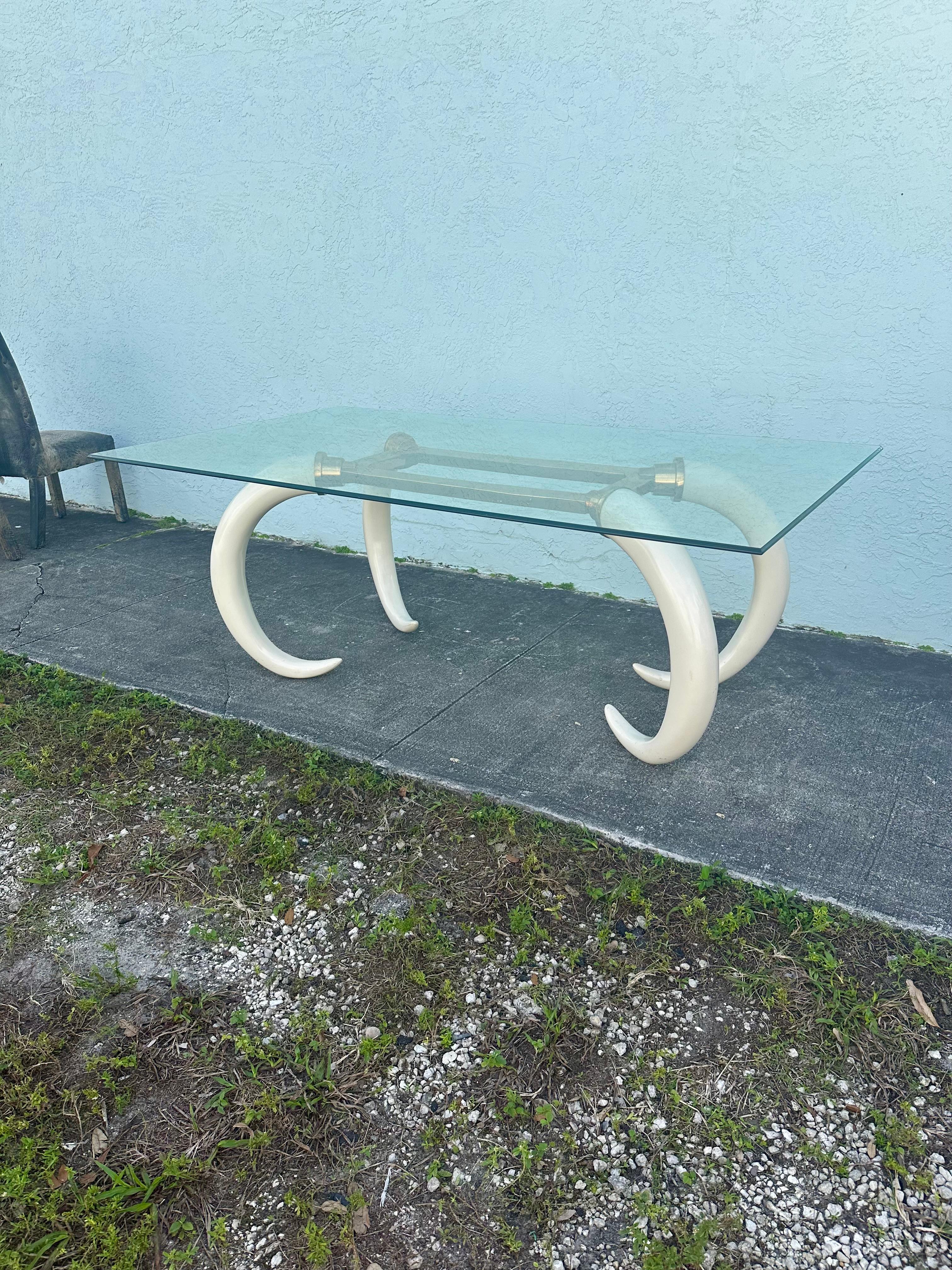 Fine XX secolo Sedie in finta pelle di elefante degli anni '70 e tavolo da pranzo con zanne in resina d'ottone, set di 7 persone in vendita