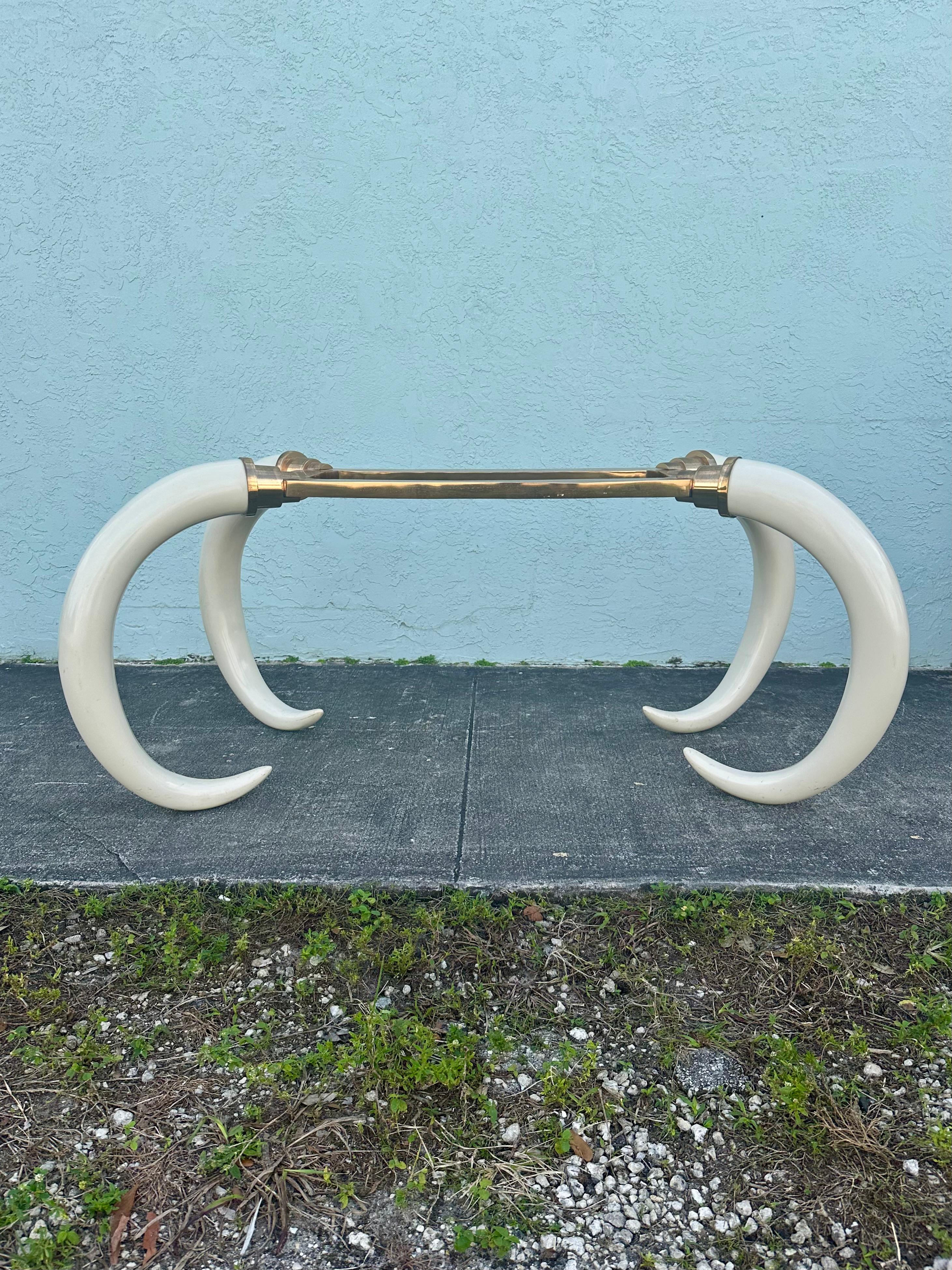 Ottone Sedie in finta pelle di elefante degli anni '70 e tavolo da pranzo con zanne in resina d'ottone, set di 7 persone in vendita