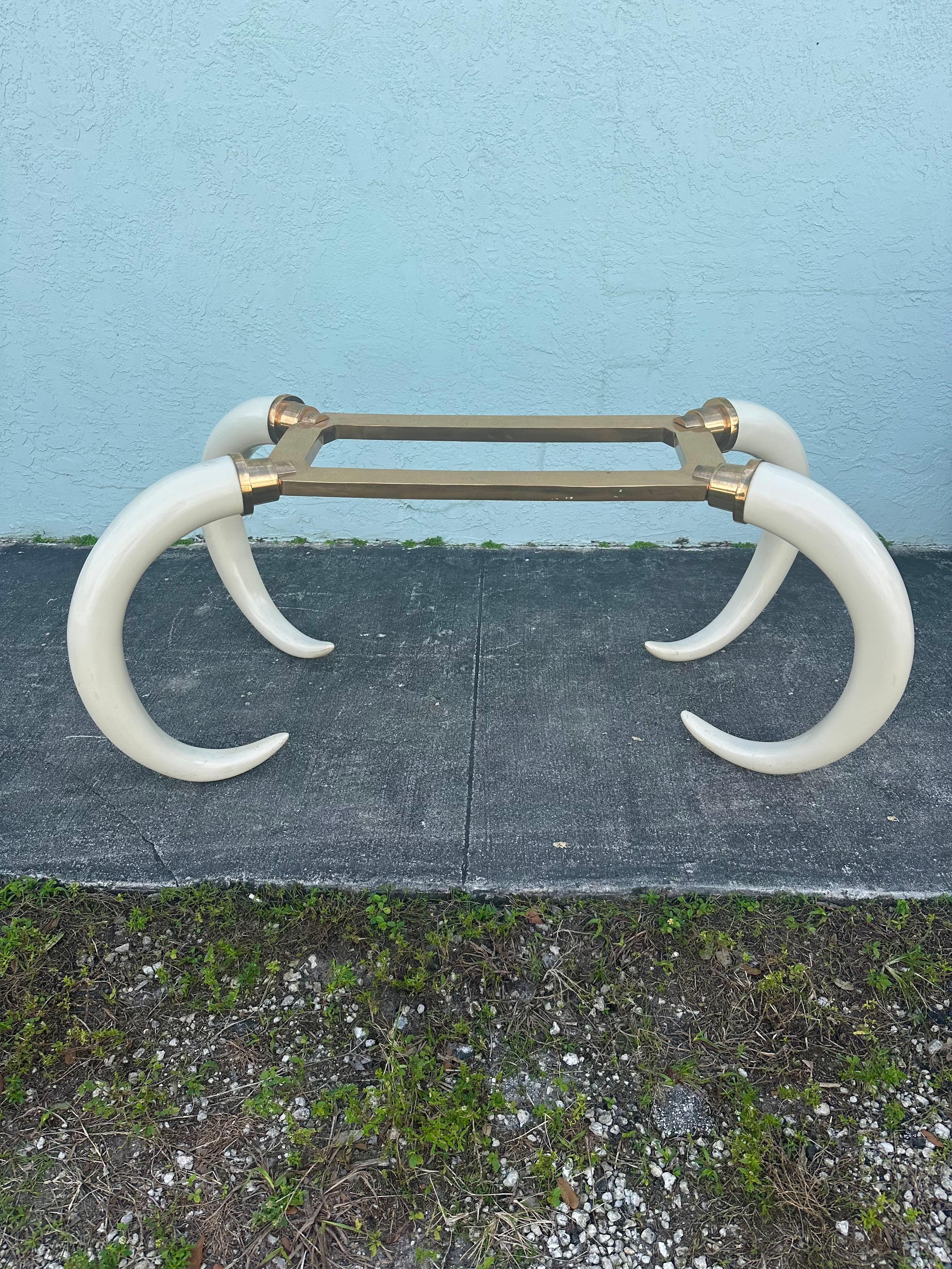 Sedie in finta pelle di elefante degli anni '70 e tavolo da pranzo con zanne in resina d'ottone, set di 7 persone in vendita 1