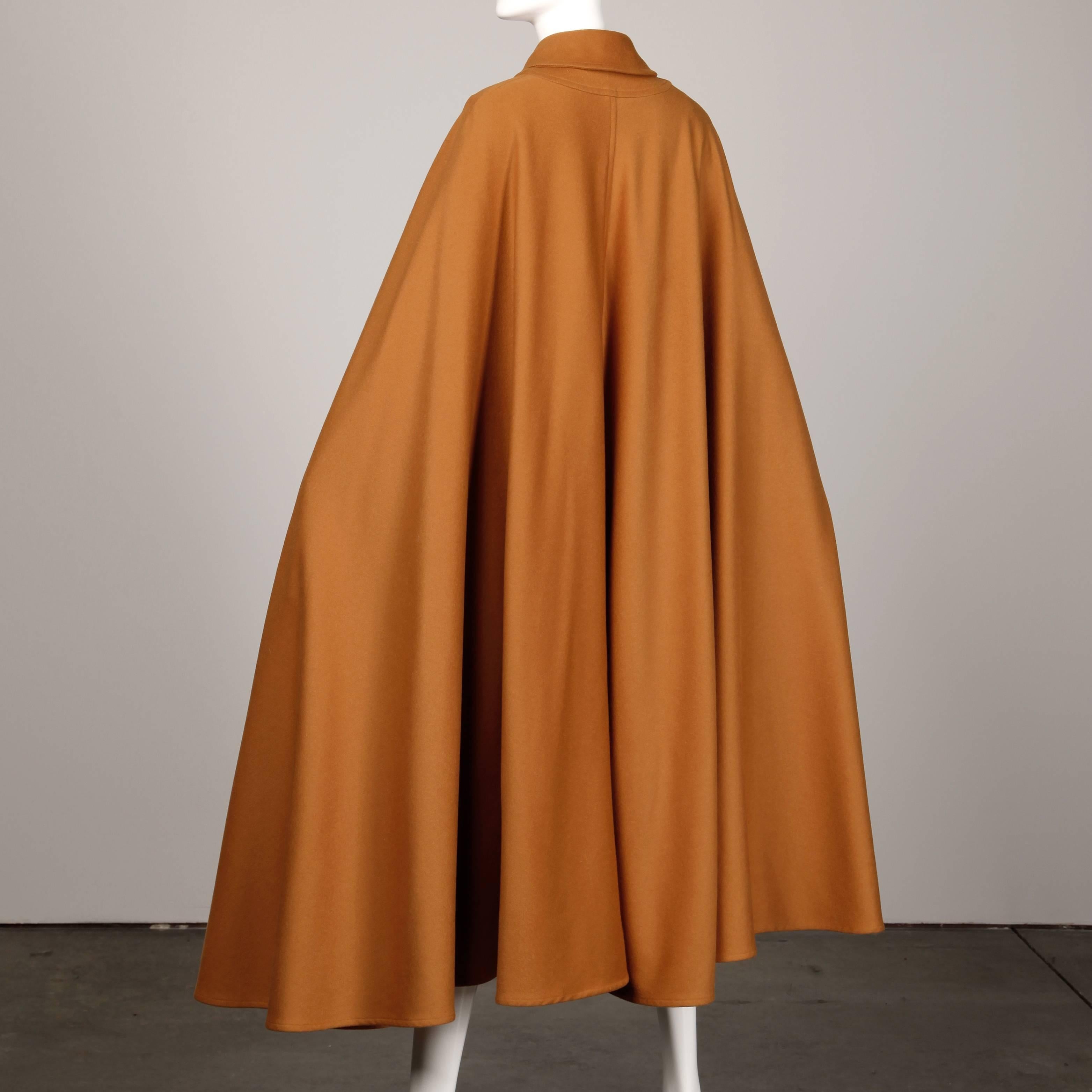1970 Emanuel Ungaro Parallele Paris Vintage Camel Wool Cape Coat/ Jacket Excellent état - En vente à Sparks, NV