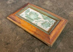 1970er Jahre Geprägte gepresste Fliese mit Blumenmotiv in Holzrahmen