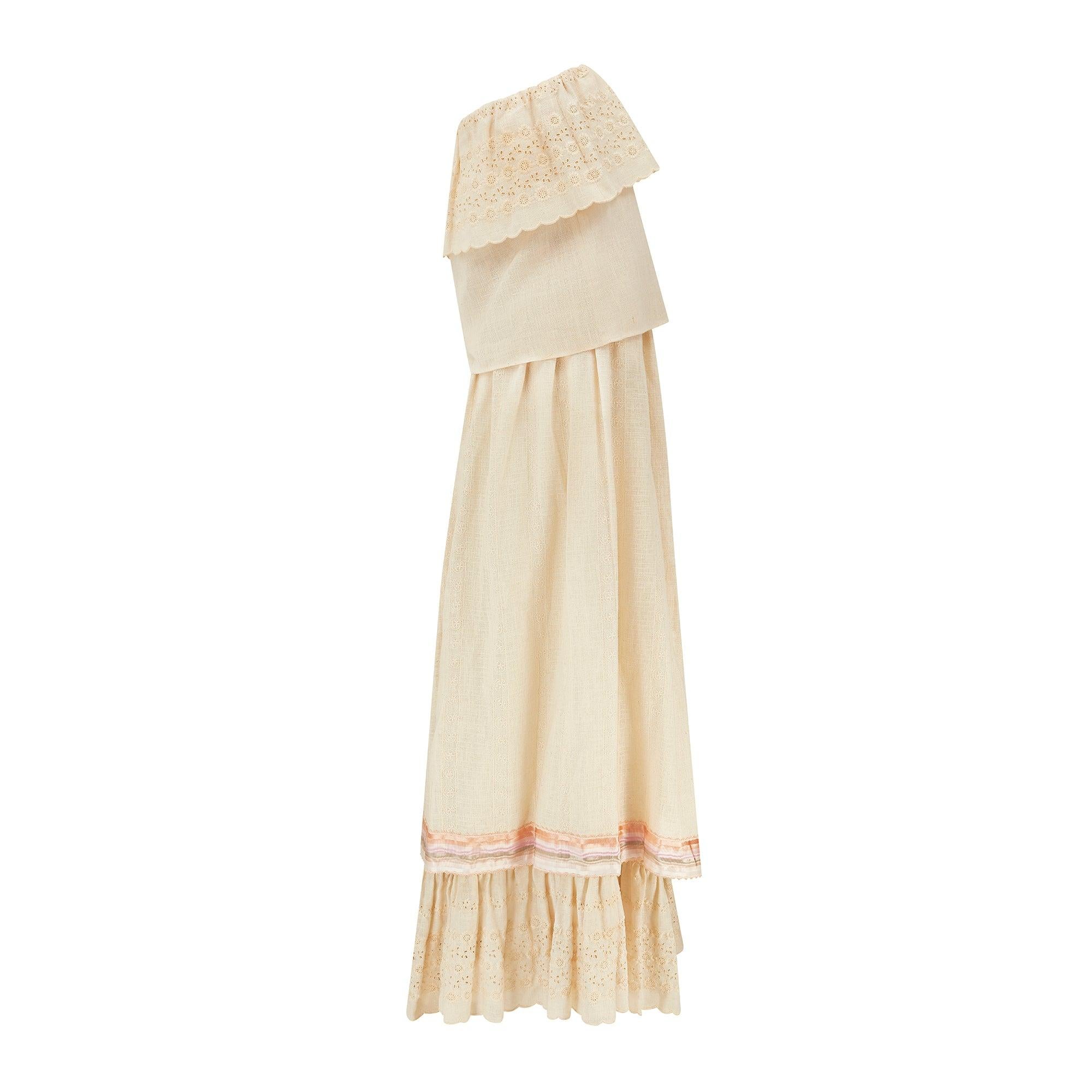 Este conjunto veraniego fue diseñado en la década de 1970 y recuerda la obra del gran estilista y diseñador estadounidense Giorgio di Sant' Angelo, más recordado por su sesión de moda de 1968 con la modelo Veruschka para Vogue.  Fue una difusión de