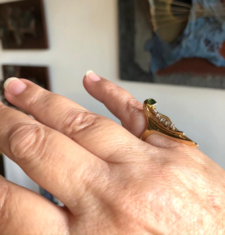 1970s Emerald Diamond 18k Gold Elongated Arrow Ring In Good Condition In Palm Springs, CA