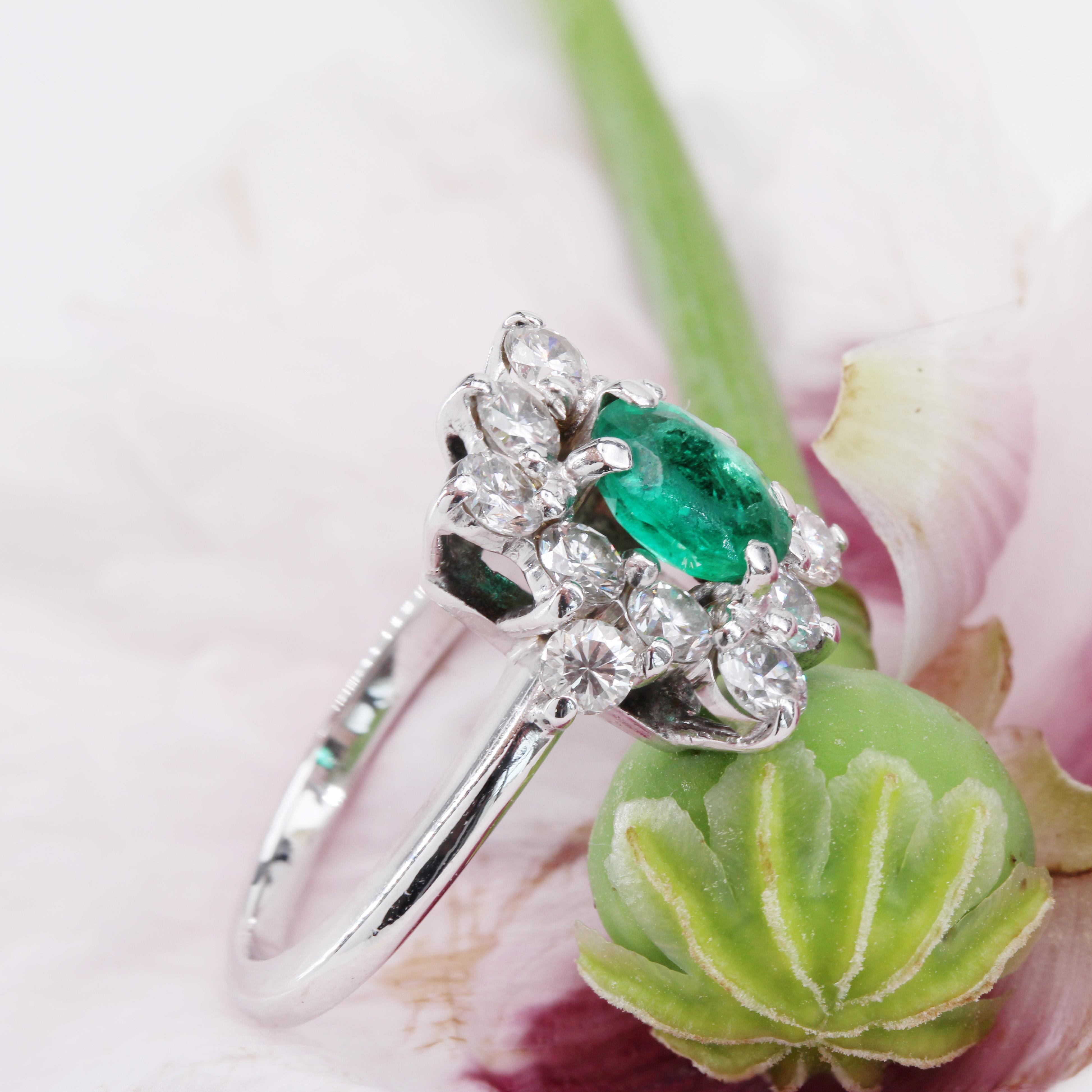 1970s Emerald Diamonds 18 Karat White Gold Daisy Ring For Sale 4