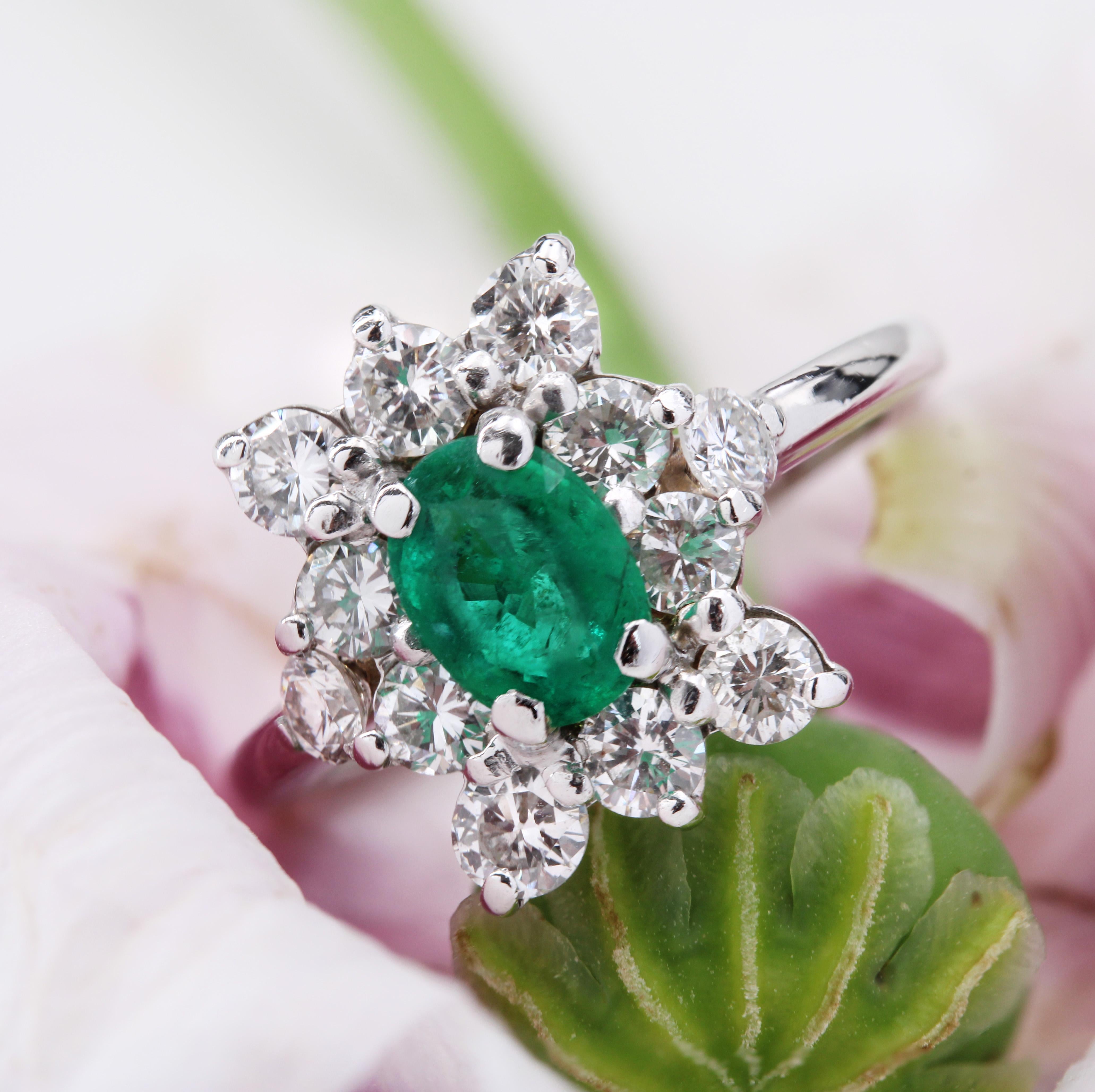 Retro 1970s Emerald Diamonds 18 Karat White Gold Daisy Ring For Sale