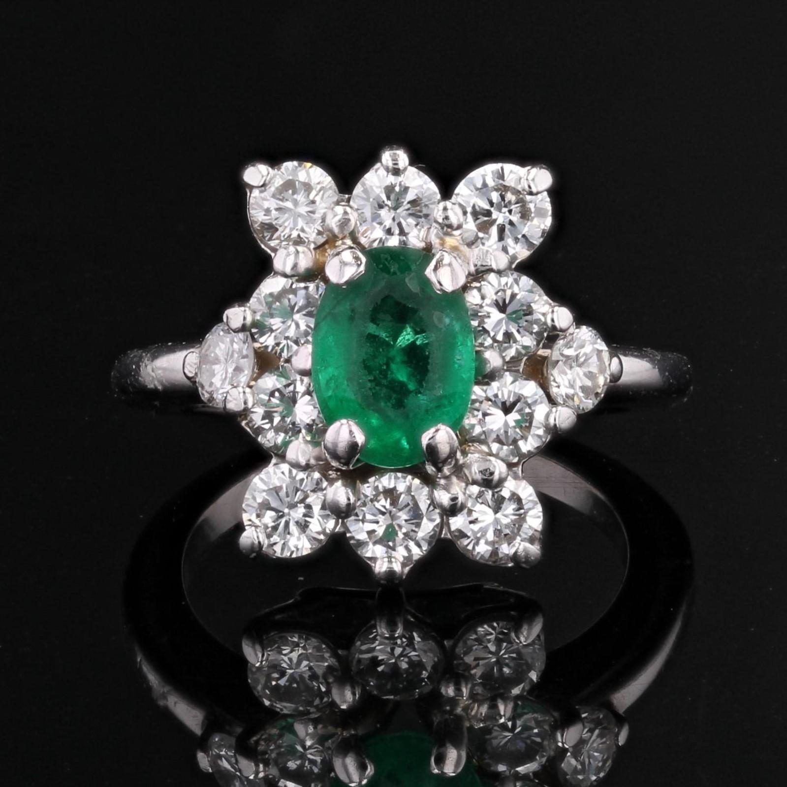 1970s Emerald Diamonds 18 Karat White Gold Daisy Ring In Good Condition For Sale In Poitiers, FR