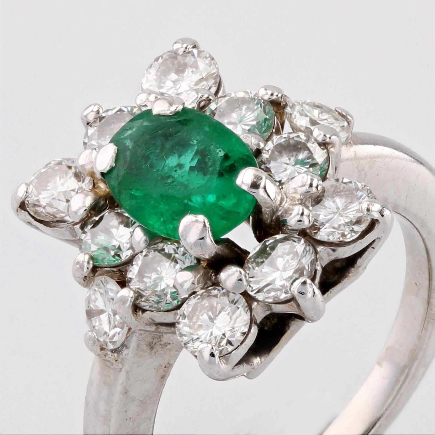 1970er Smaragd Diamanten 18 Karat Weißgold Daisy Ring im Angebot 3