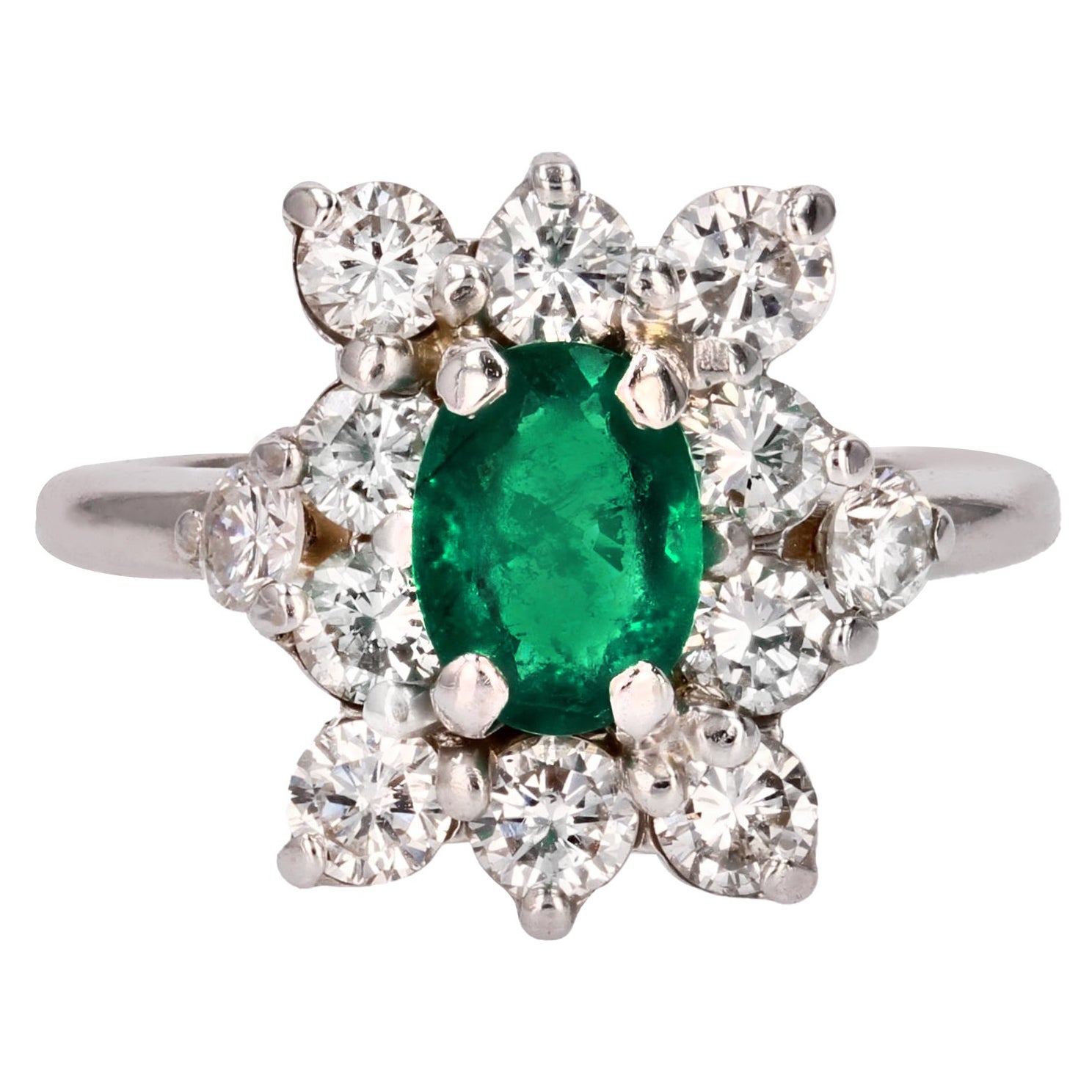 Anello a margherita in oro bianco 18 carati con diamanti smeraldo del 1970 in vendita