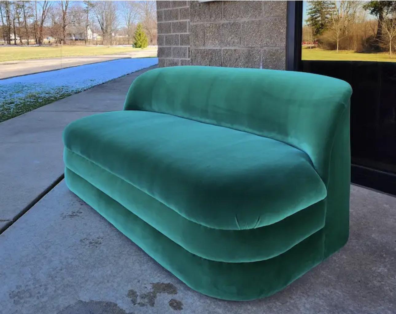 Cette beauté réalisée par Paul Evans pour Directional Furniture vient de finir chez les maîtres de l'ameublement @copleypholstery. Enveloppé dans un velours de Jofa décadent de GP&J Baker Lee. Extraordinaire au toucher, la couleur vert émeraude