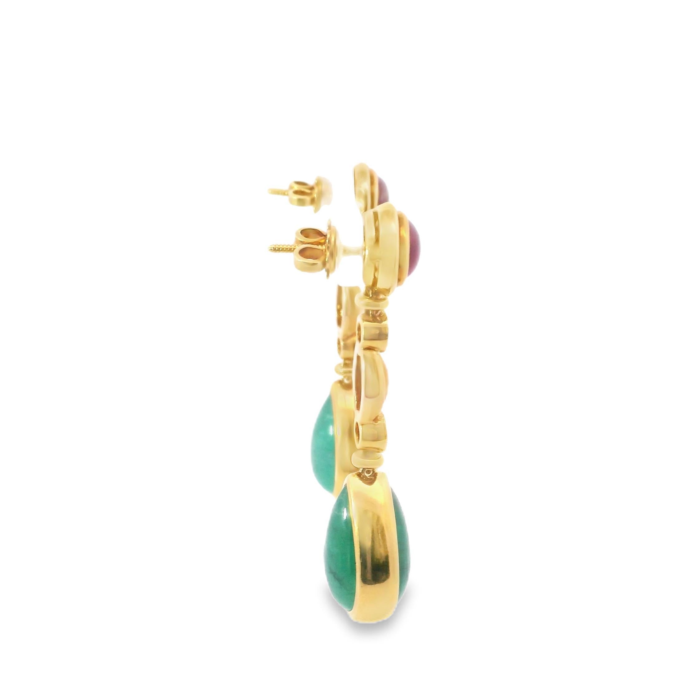 Audacieuses et magnifiquement construites, ces boucles d'oreilles en forme de goutte d'eau datant des années 1970 ont beaucoup de prestance. Chaque boucle d'oreille est ornée de cabochons d'émeraude en forme de poire, d'un riche cabochon de rubis,