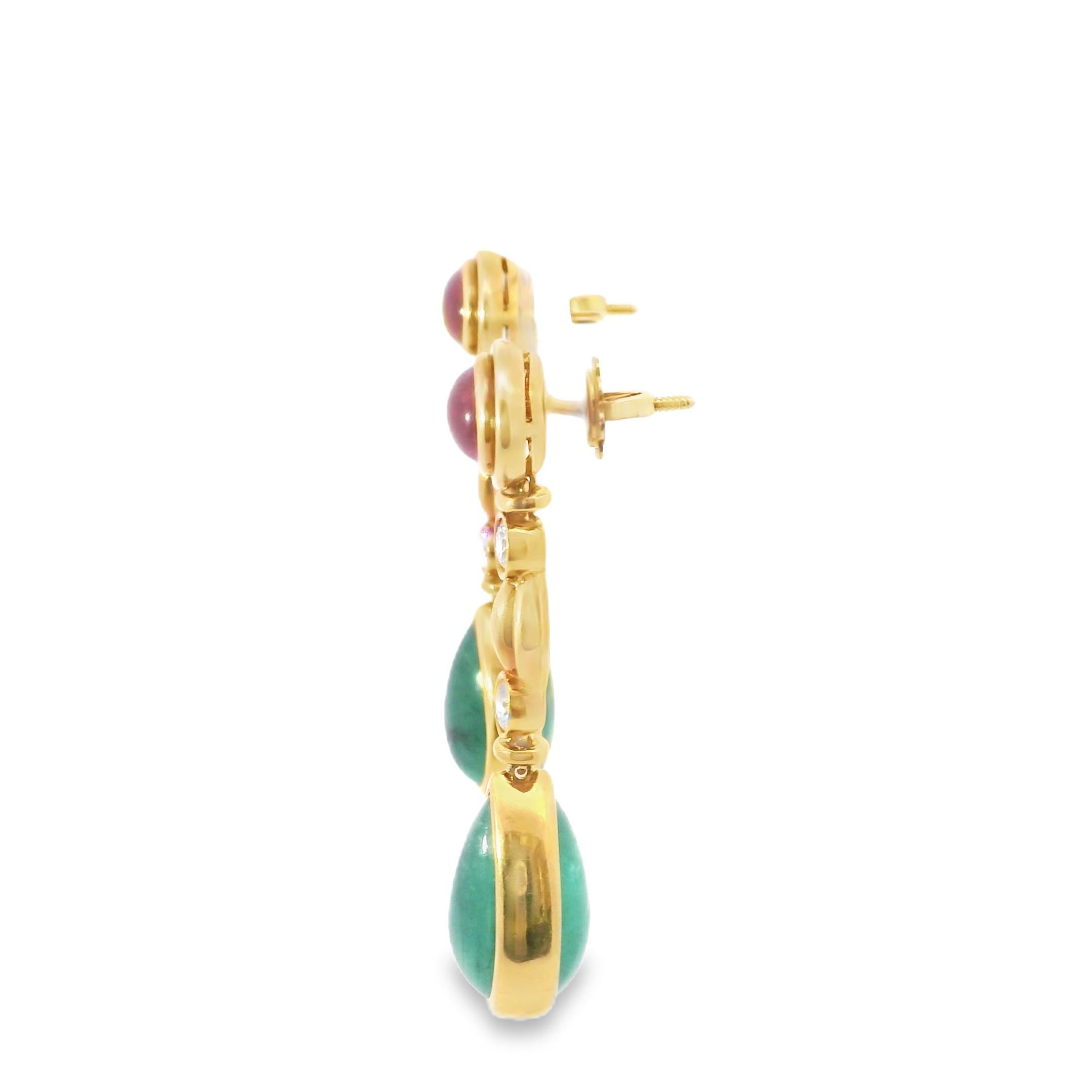 Taille cabochon Boucles d'oreilles pendantes en émeraude, rubis et diamant des années 1970 en vente