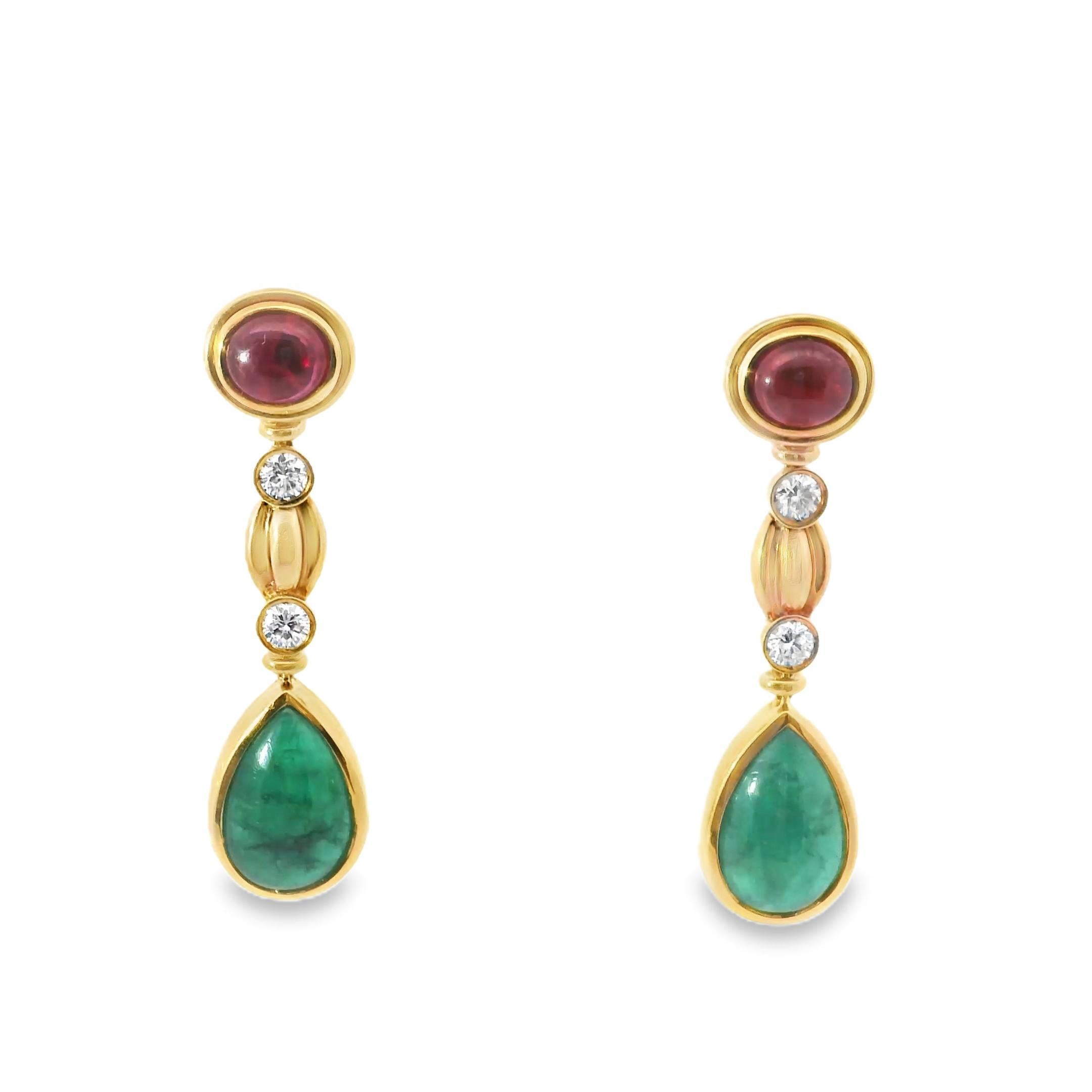 Boucles d'oreilles pendantes en émeraude, rubis et diamant des années 1970 Pour femmes en vente