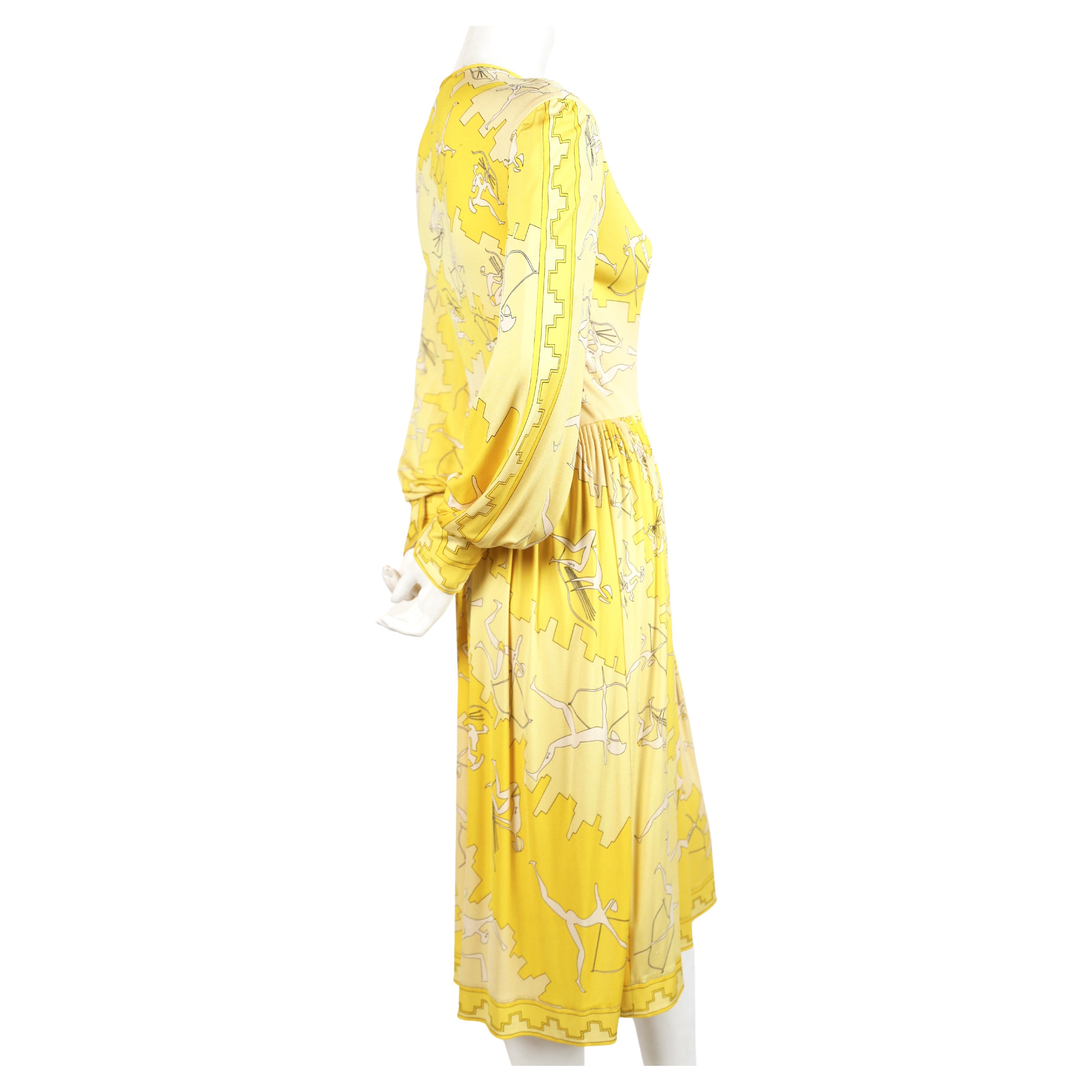 Leuchtend gelbes Kleid aus Seidenjersey mit skurrilem Bogenschützen-Print und handgestickten und handgefalteten Details, entworfen von Emilio Pucci in den 1970er Jahren. Passt einer US 4 oder 6. Ungefähre Maße: Schultern 15,5