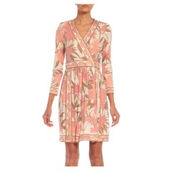 Abito firmato da Emilio Pucci degli anni '70, color crema, marrone e rosa, in misto seta e rayon.