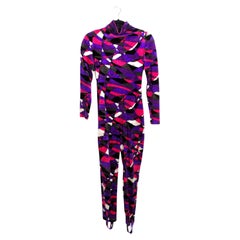 Emilio Pucci, anni '70, tuta a collo alto in velluto con stampa geometrica, color viola.