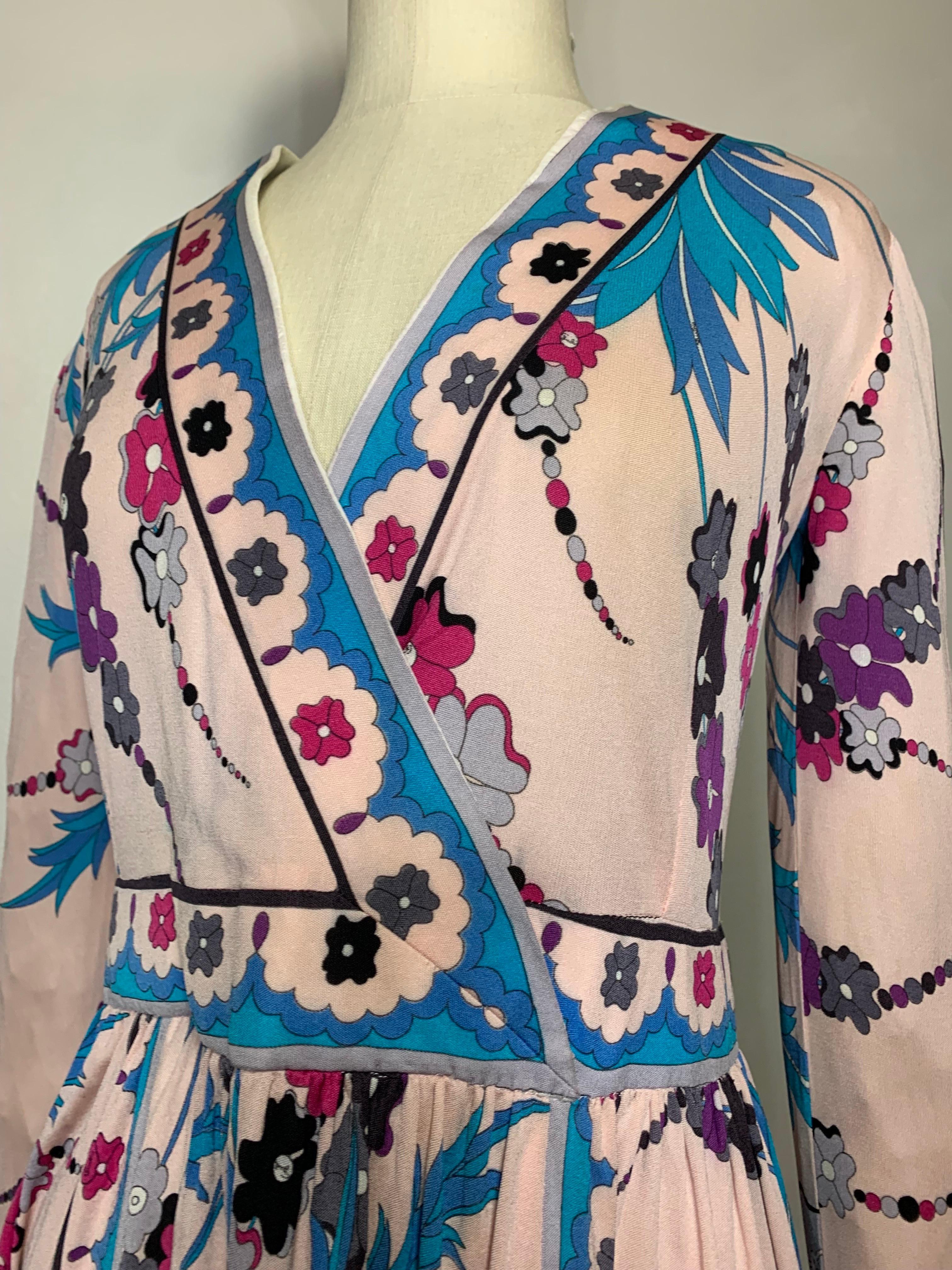 Robe portefeuille Emilio Pucci des années 1970 à imprimé floral avec jupe et bandes en vente 2