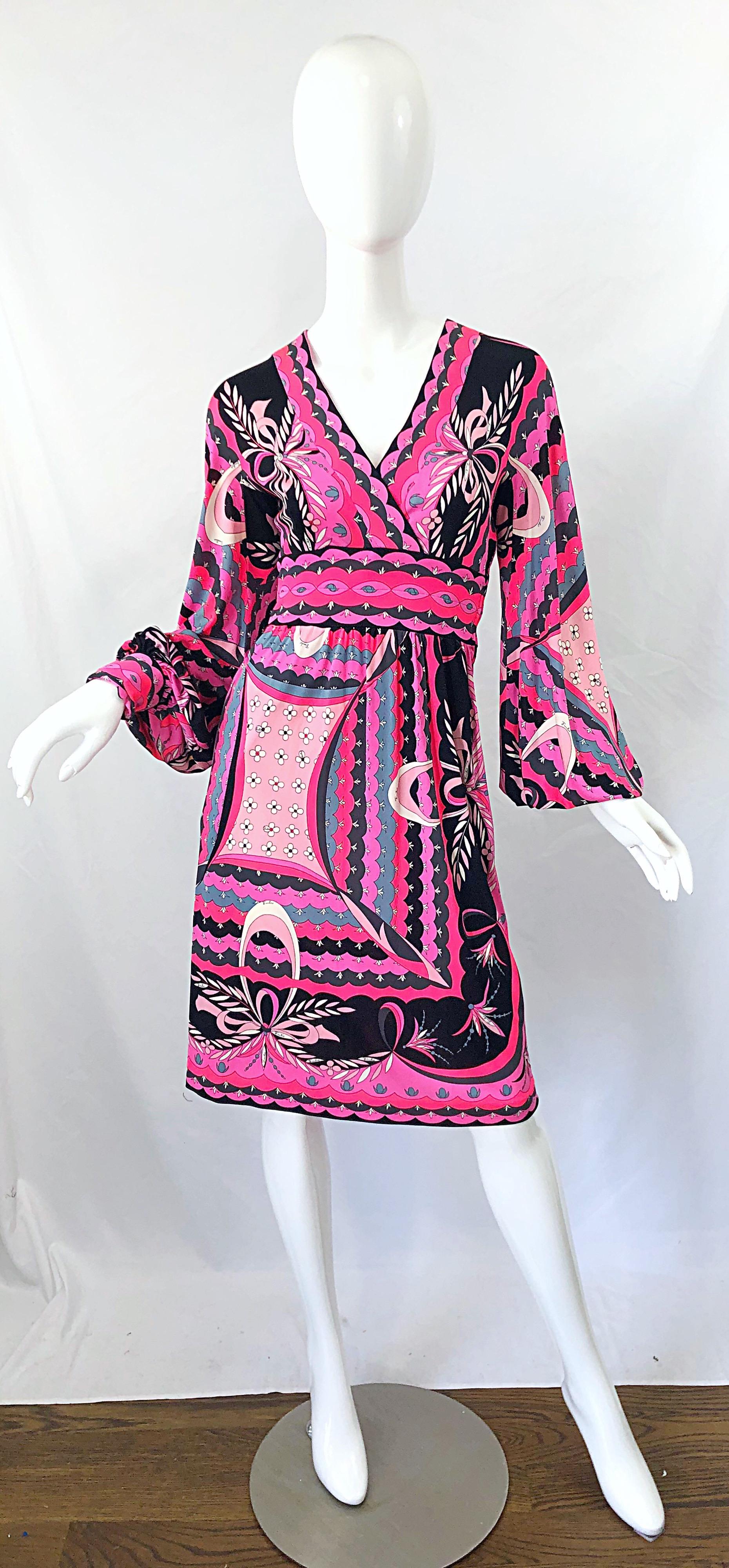 Schönes 1970er EMILIO PUCCI Seidenjersey Kleid ! Mit leuchtenden Farben in Pink, Hellrosa, Grau, Schwarz und Weiß. Der charakteristische Kaleidoskop-Druck. Mieder mit V-Ausschnitt und fließendem Rock. Schluppenärmel mit zwei Druckknöpfen an den