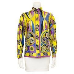 Camicia in seta stampata giallo, blu e viola di Emilio Pucci degli anni '70