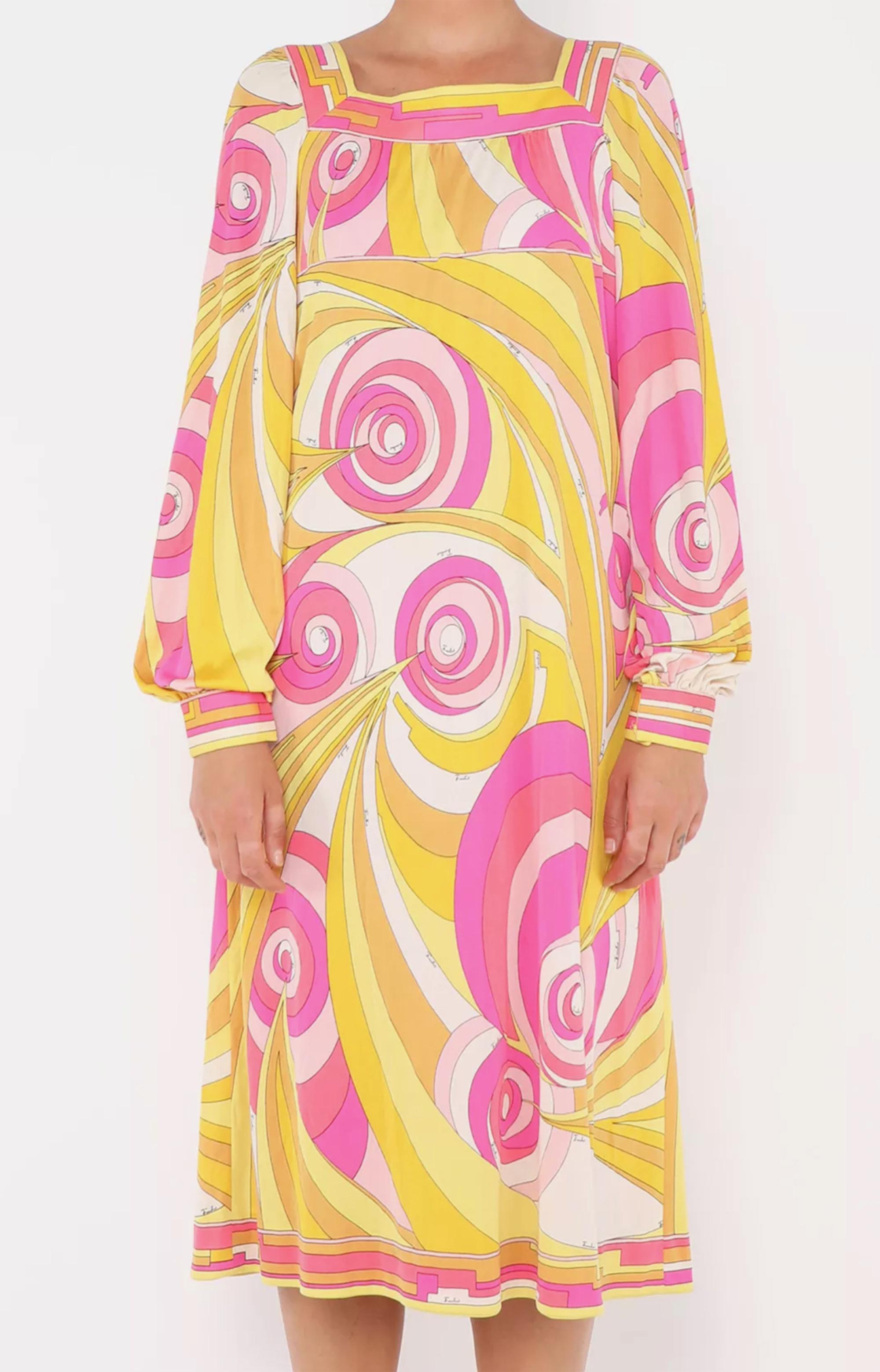 1970er Emilio Pucci Gelbes bedrucktes Seidenkleid im Angebot 1