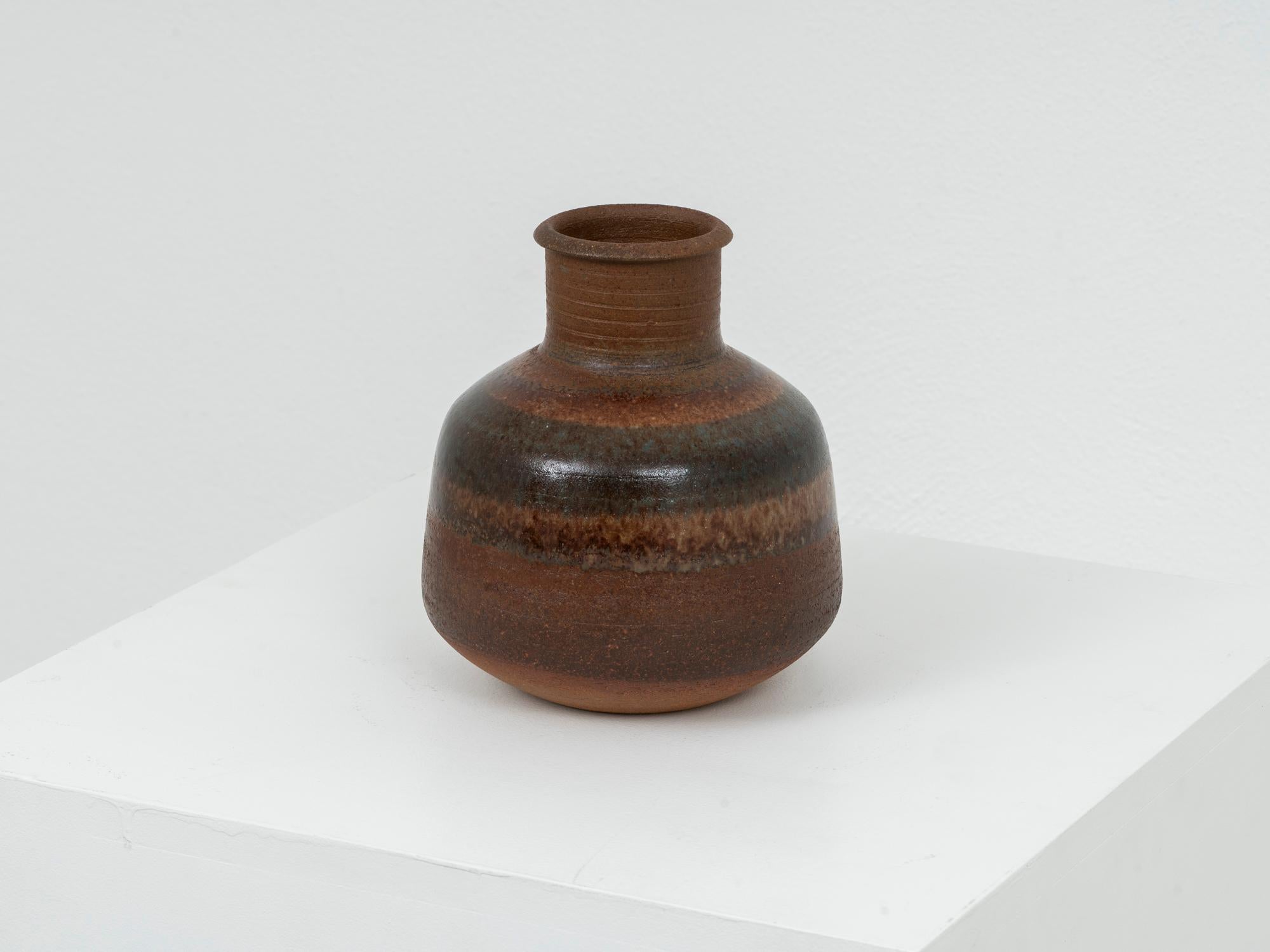 Vase en céramique produit dans les années 1970 en petite série par Ceramica Arcore, fabriqué par Marco Terenzi et fini par Nanni Valentini, dans des tons bruns chauds et terreux. Il est en très bon état et ne présente pas d'usure importante. Signé