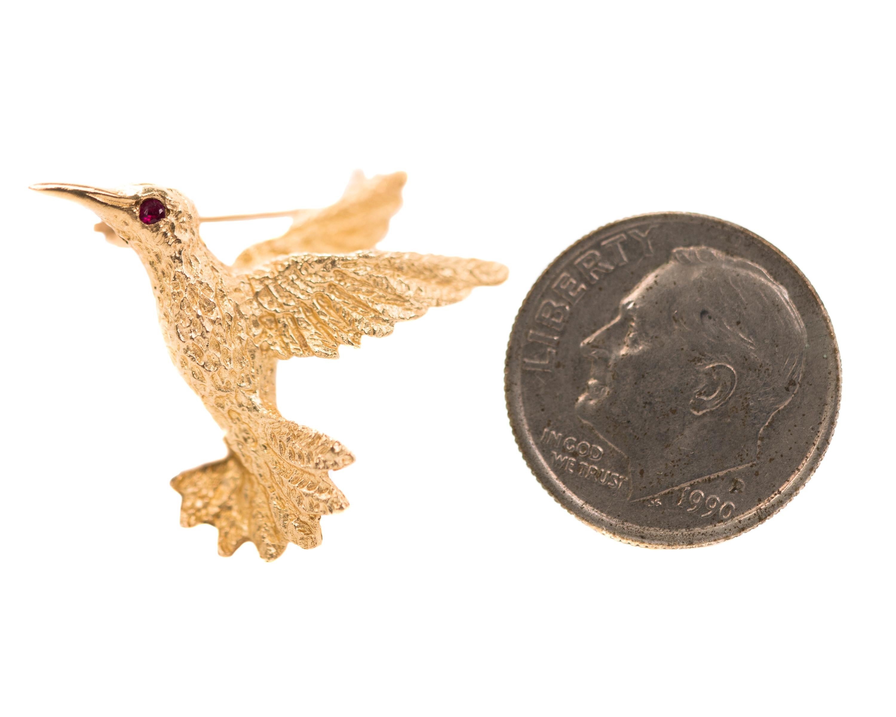 1970s Engel Brothers 14 Karat Yellow Gold Hummingbird Brooch In Excellent Condition In Atlanta, GA