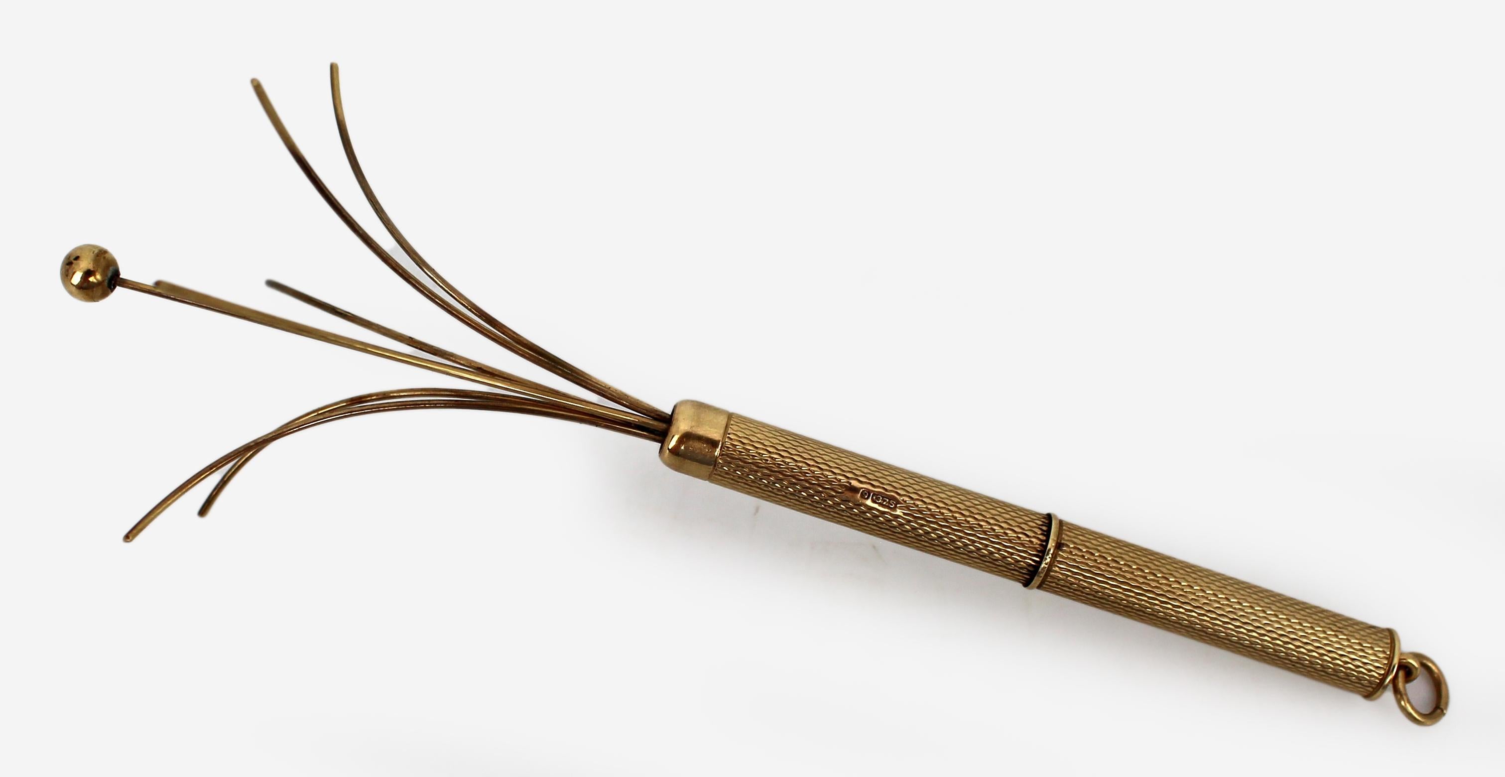 1970s English 9ct Gold Telescopic Cocktail Swizzle Stick
A finely crafted telescopic cocktail swizzle stick in solid 9ct yellow gold, made in England and hallmarked for Birmingham, 1973. This beautifully engineered piece features a textured
