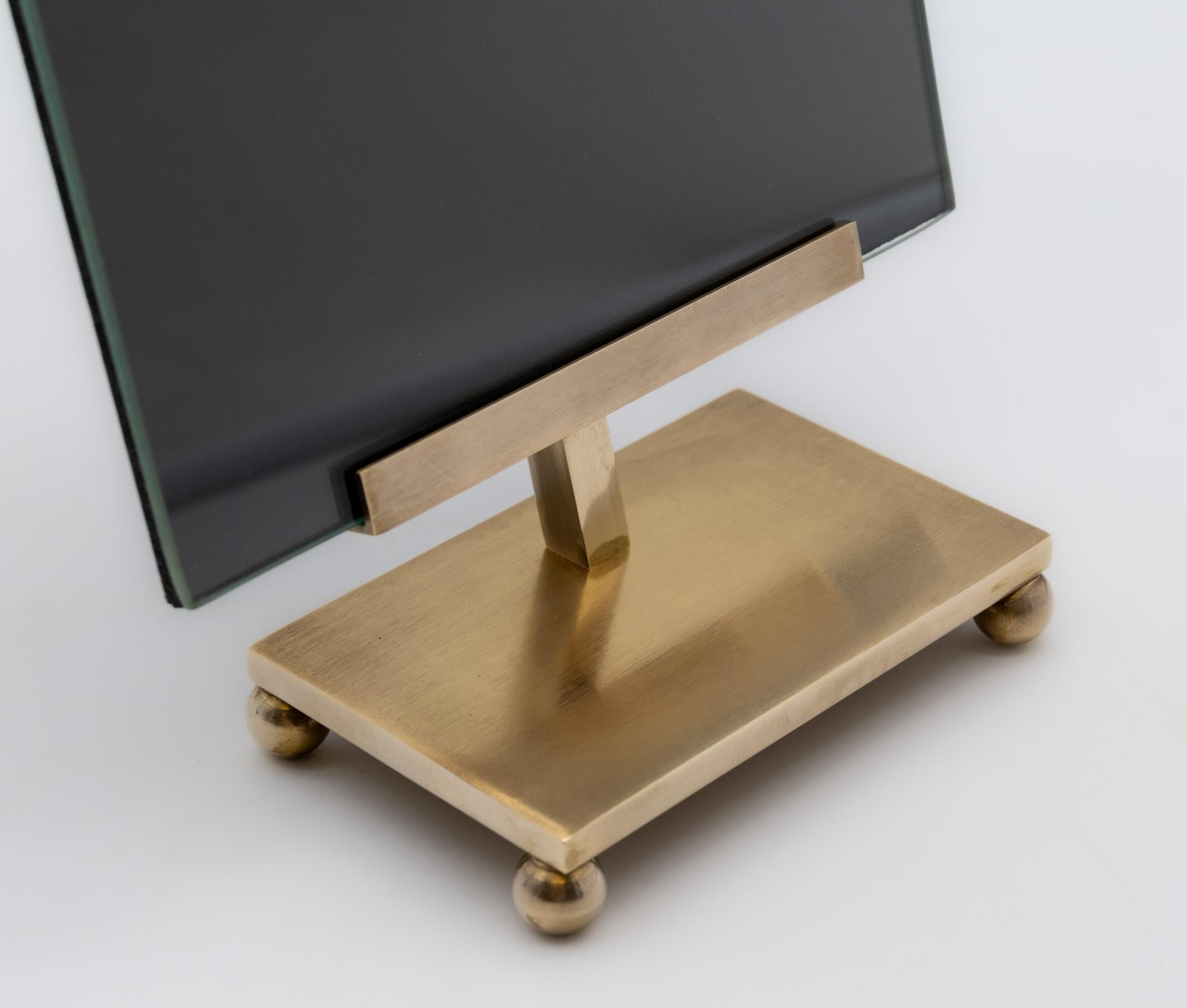 1970s English Brass Photo Frame on Angled Stand In Good Condition For Sale In Norwich, GB