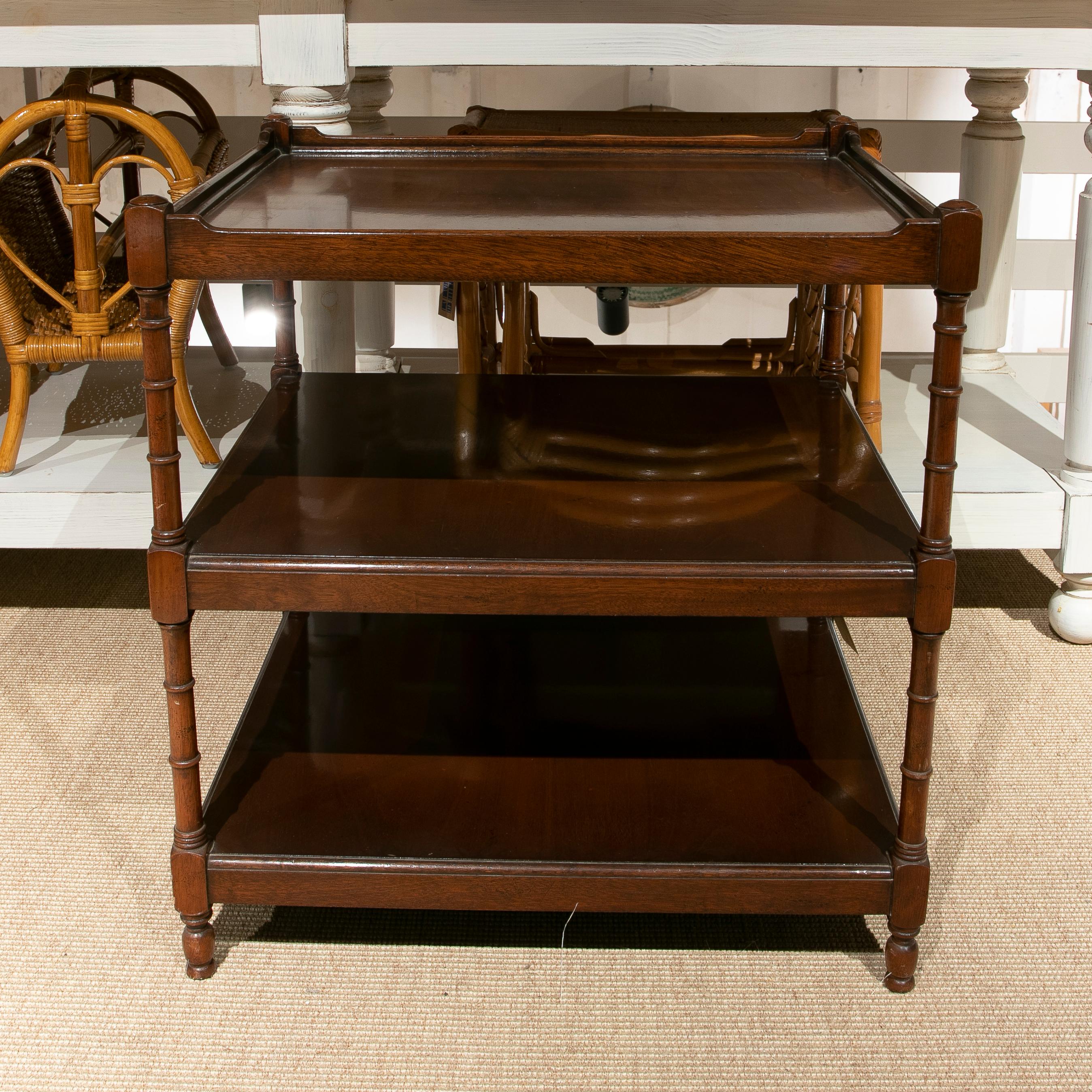 1970s English Classical 3-Shelf Mahogany Side Table In Good Condition In Marbella, ES