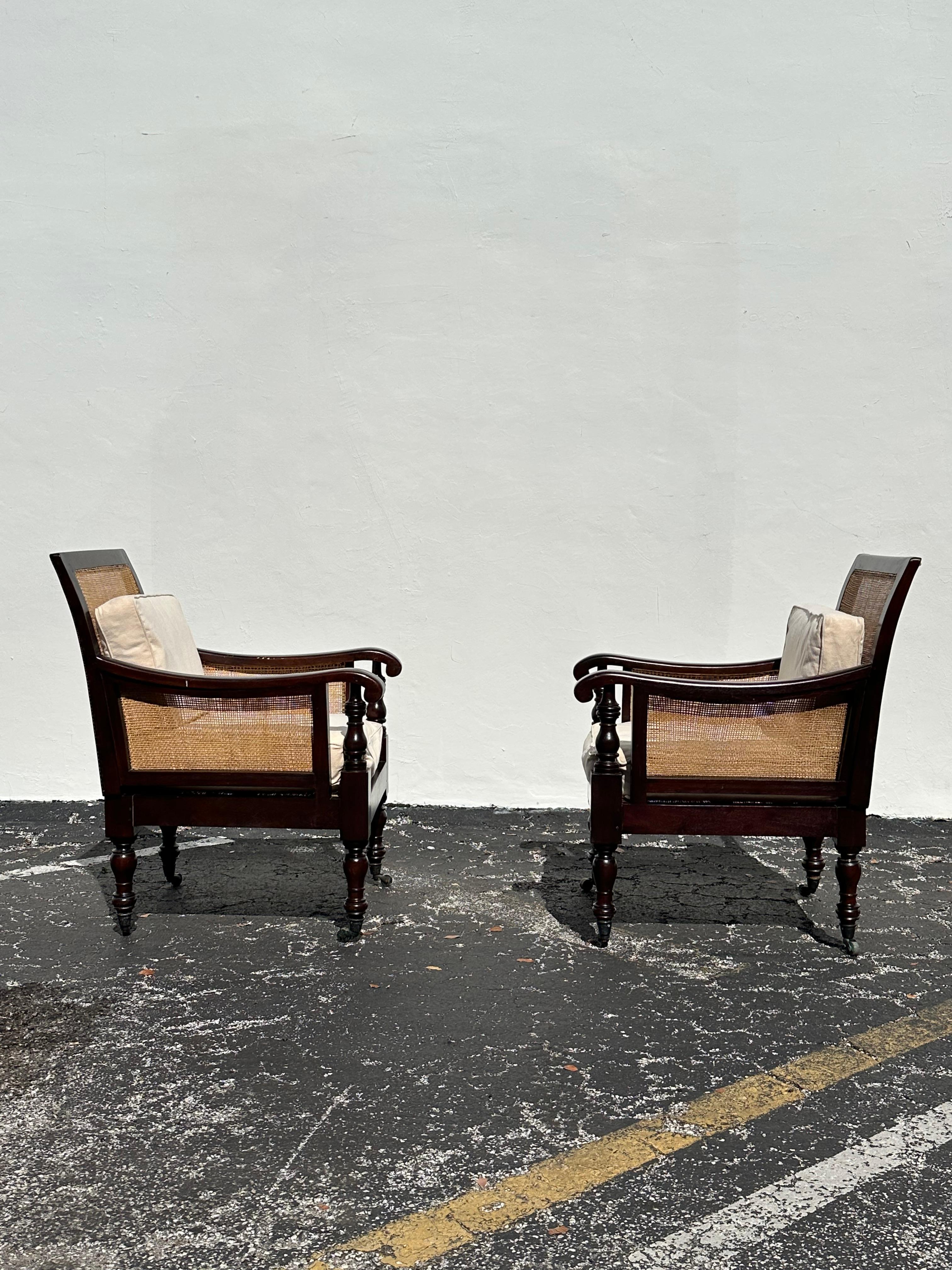 Tissu d'ameublement 1970 Bibliothèque anglaise Bergère Recency Caned Mahogany Armchairs en vente