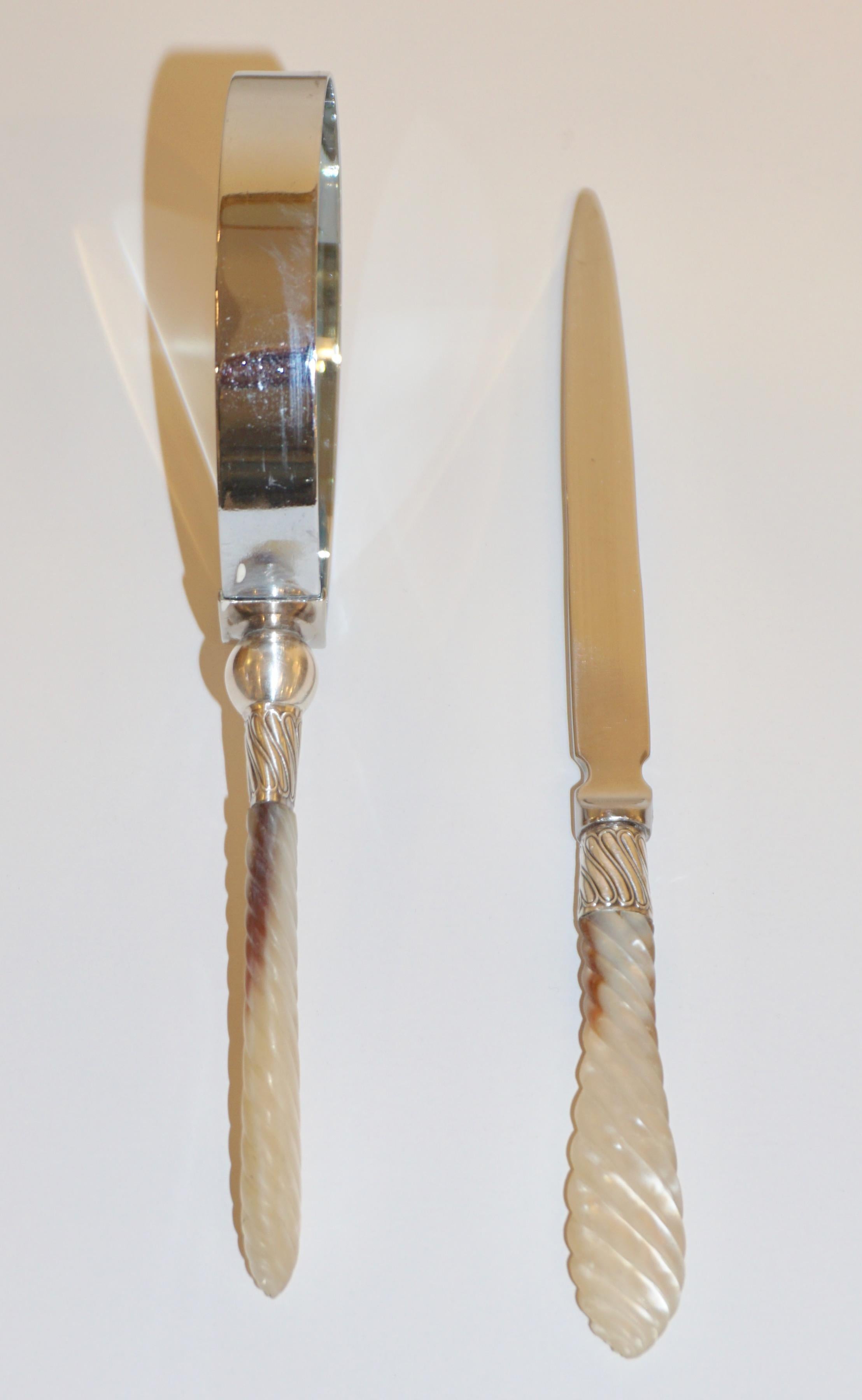 1970s English Magnifying Glass and Letter Opener with Mother of Pearl Handles In Good Condition In New York, NY