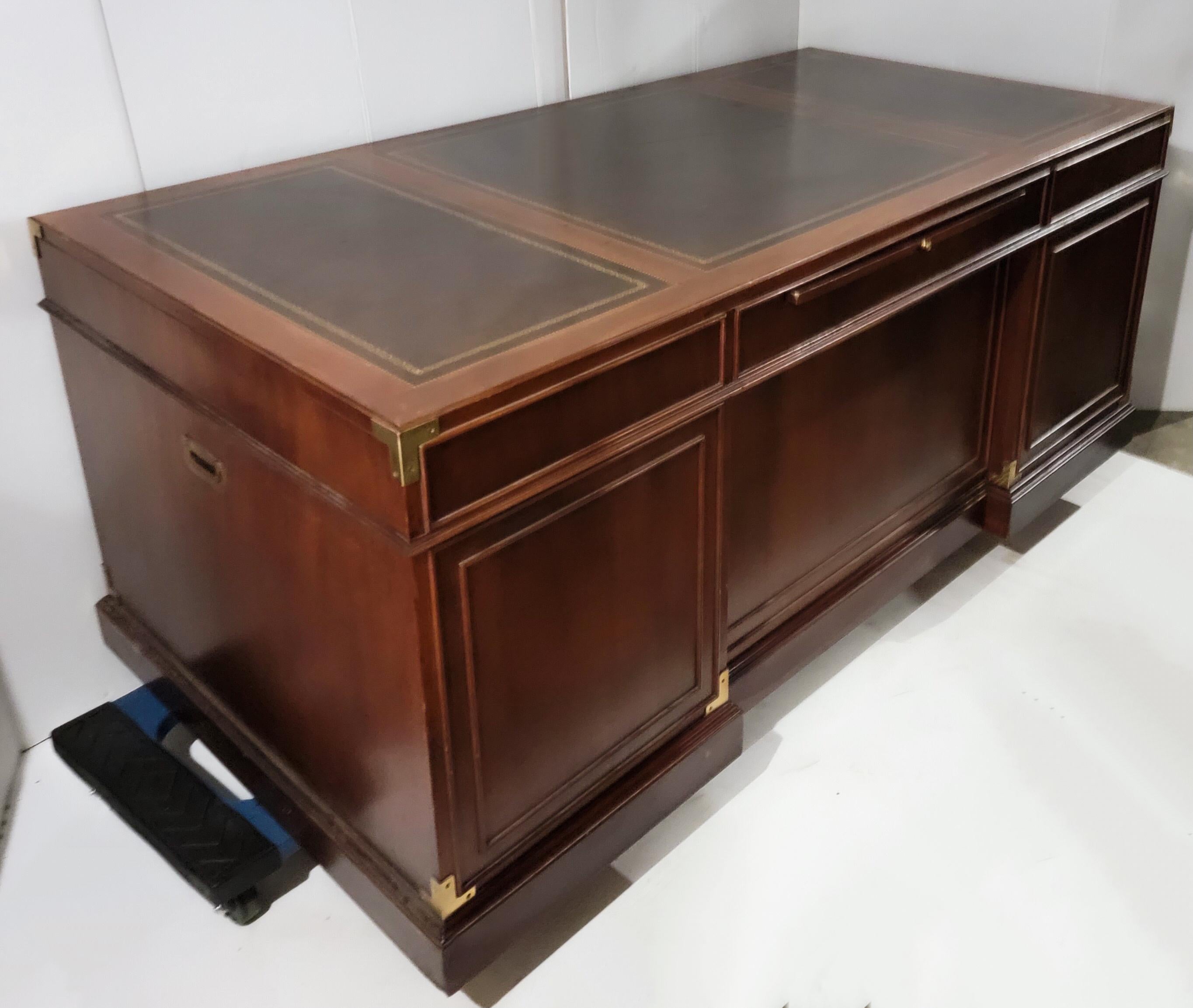 1970s English Mahogany Campaign Style Leather Top Executive Desk by Sligh In Good Condition In Kennesaw, GA