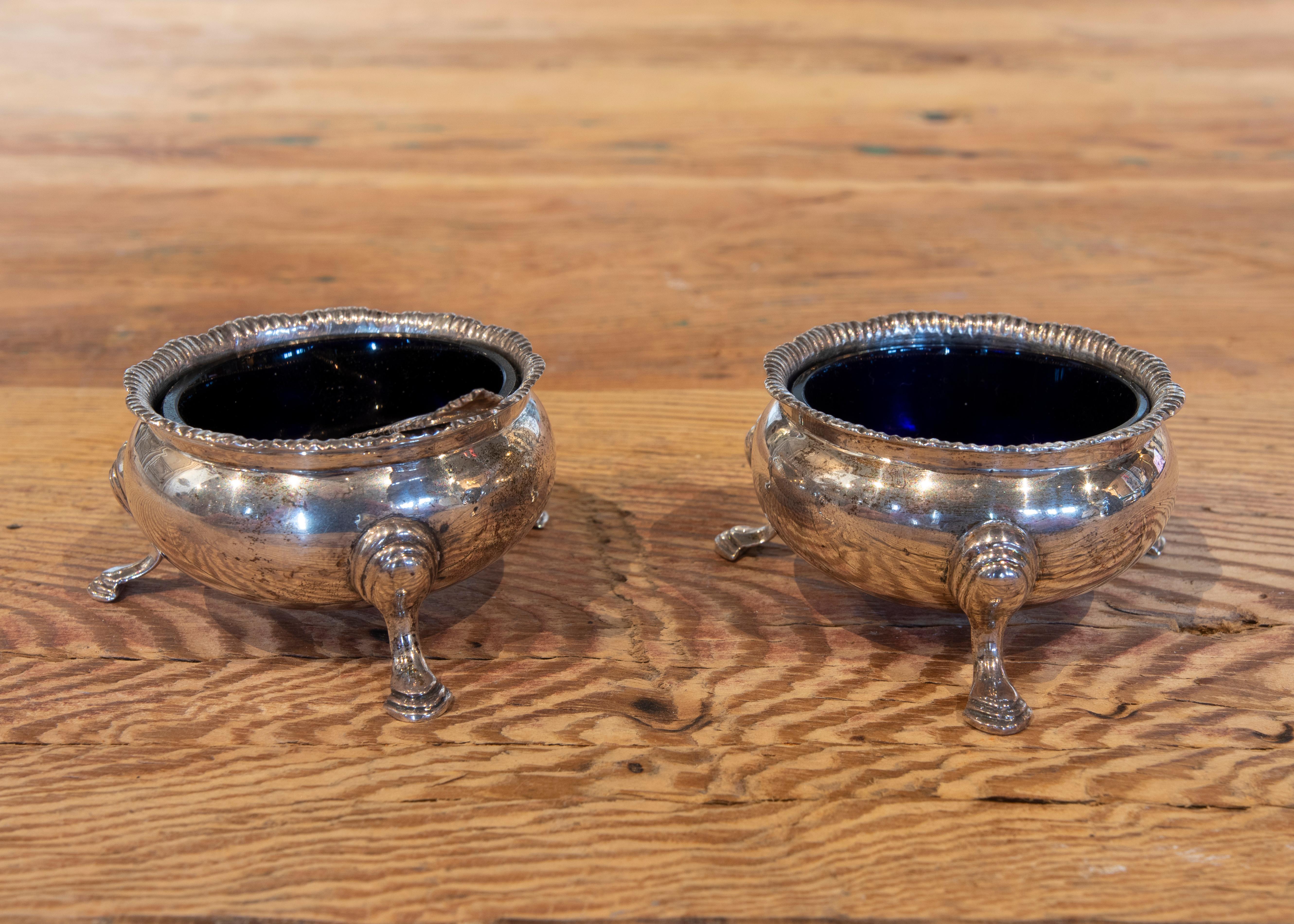 1970s English Pair of Silver and Crystal Salt Cellars with Harrods Hallmarking In Good Condition For Sale In Marbella, ES