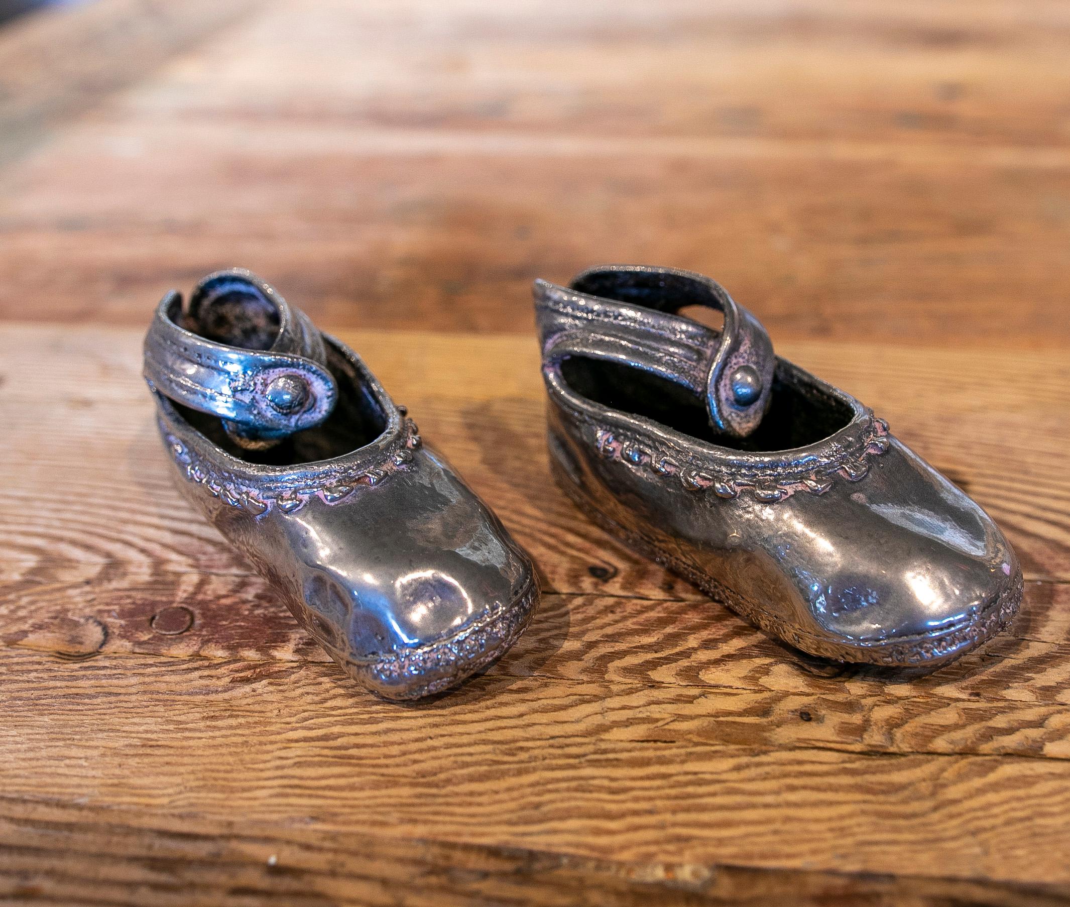 1970s English Pair of Silver Plated Metal Shoes For Sale 6
