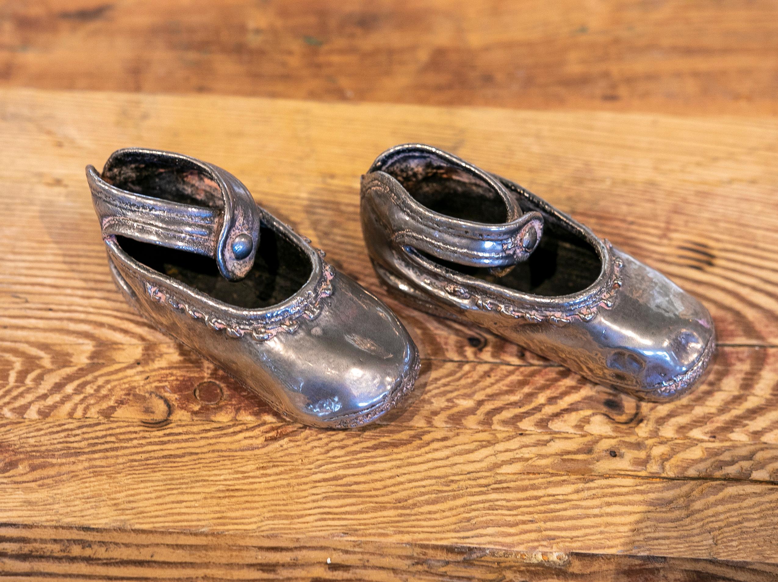 Paar englische versilberte Metall Schuhe aus den 1970er Jahren (Englisch) im Angebot