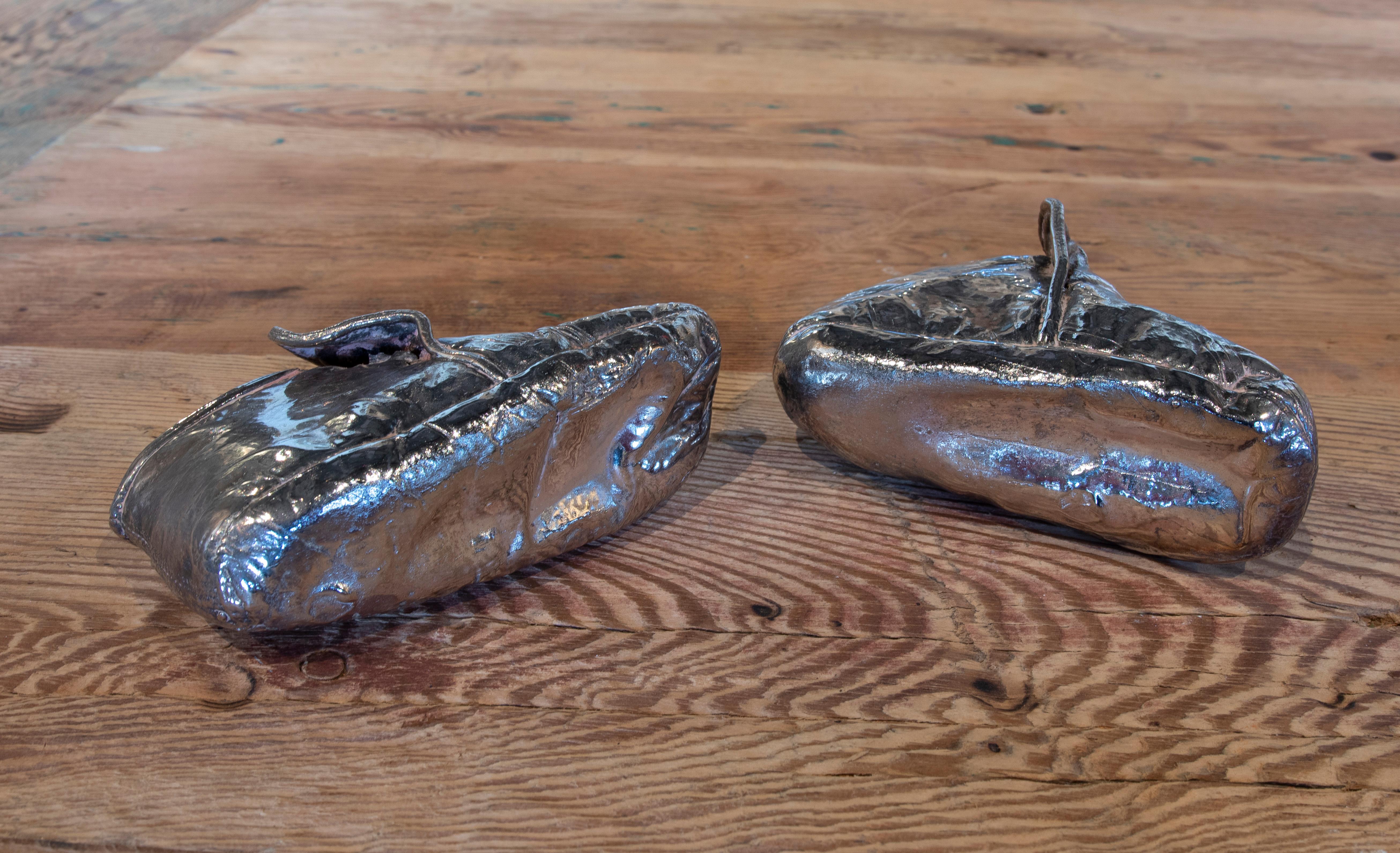 Paar englische versilberte Metall Schuhe aus den 1970er Jahren im Angebot 1